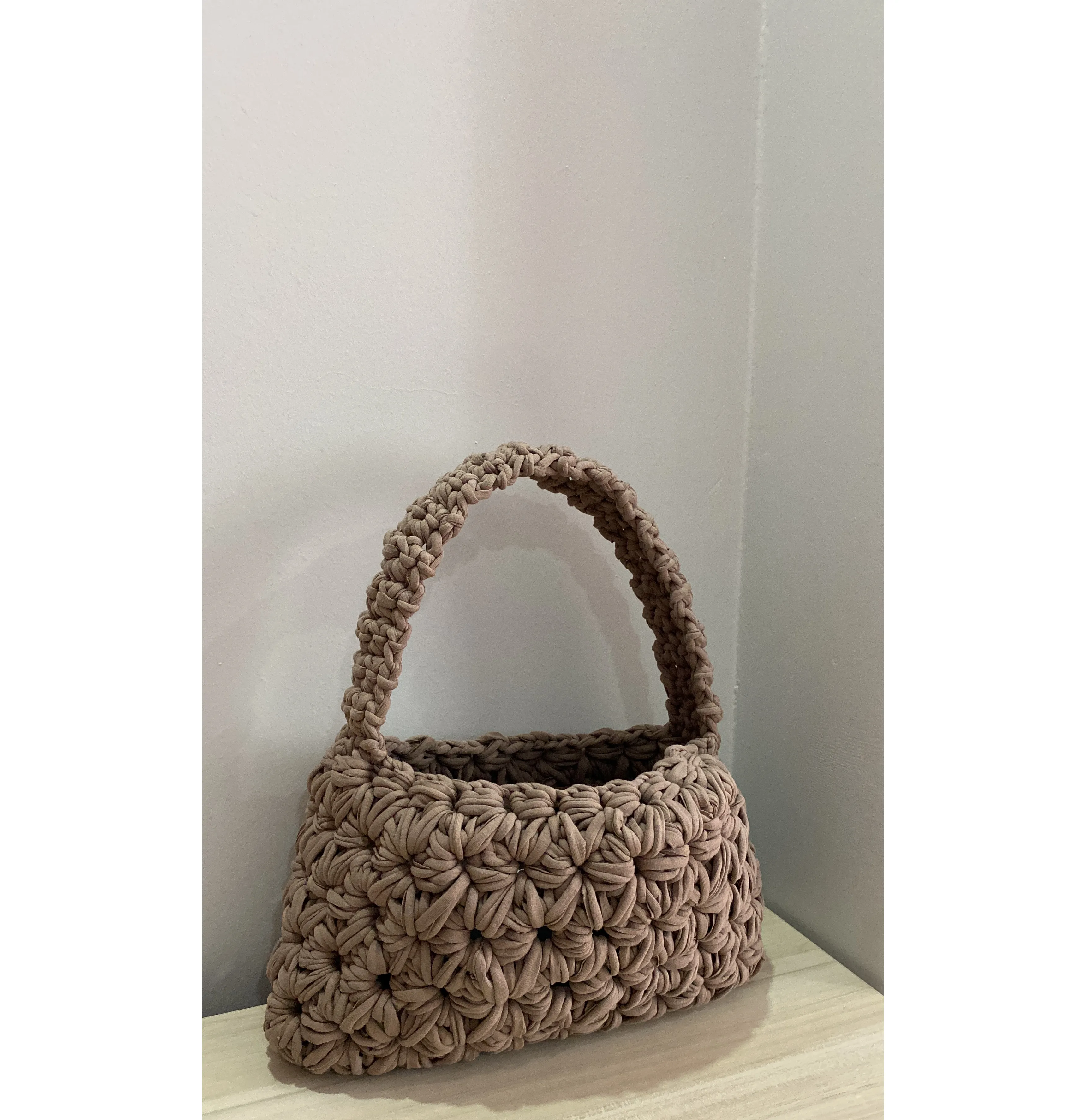 Bej Örme Omuz Çantası - Geniş İç Hacimli ve El Örgüsü Detaylı
Output:

Beige Knitted Shoulder Bag - Wide Inner Volume and Hand Knitted Detailed