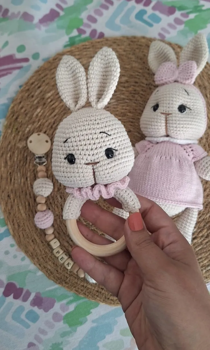 Örgü Tavşan Oyuncak Seti - Pembe Elbiseli Uyku Arkadaşı ve Çıngırak