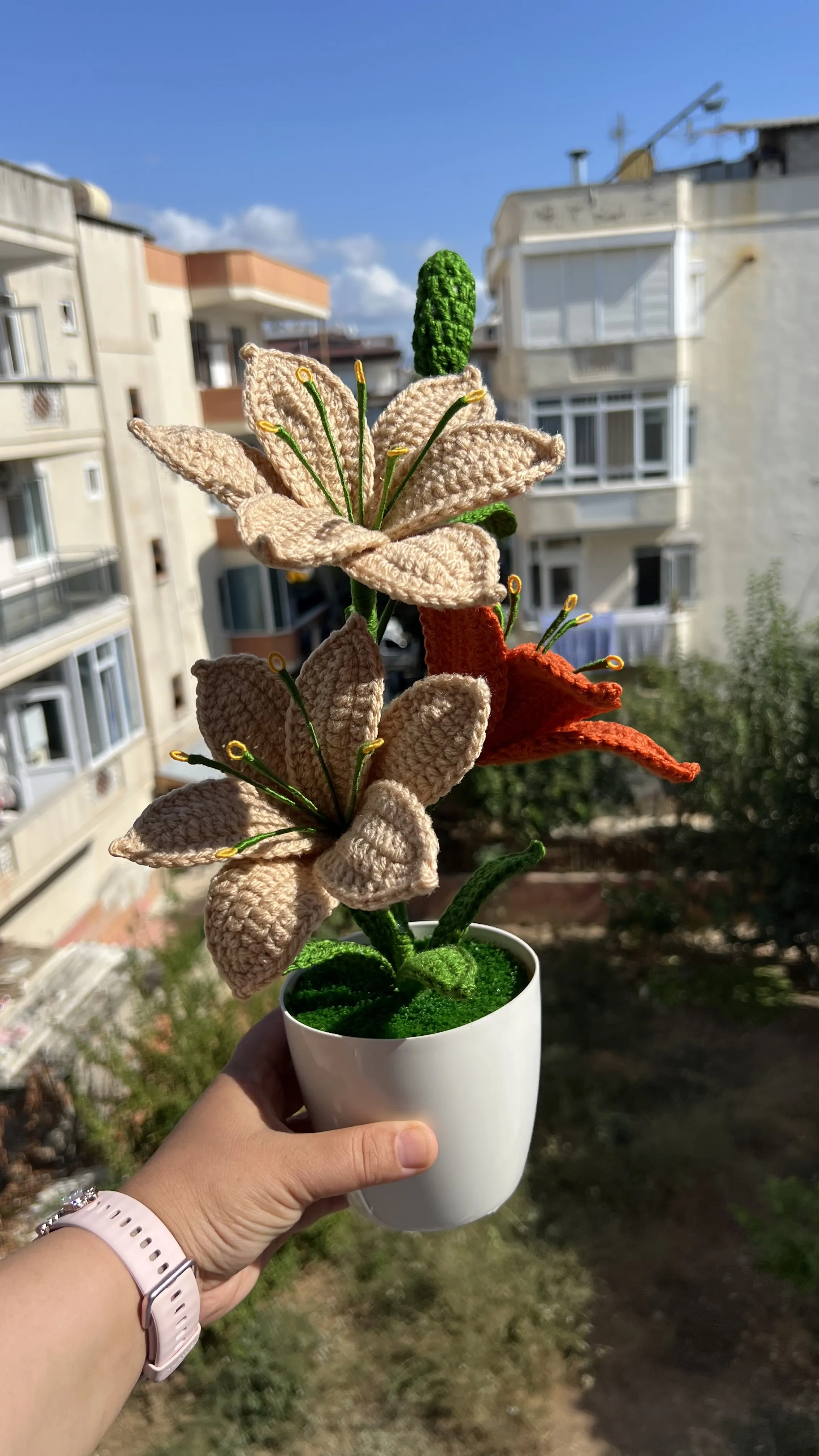 Örme Zambak Çiçeği Saksıda Dekoratif Yapay Çiçek - El Emeği