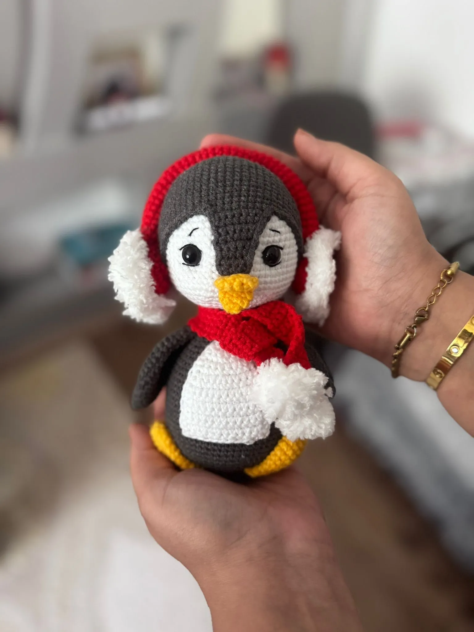 Örgü Penguen Amigurumi Oyuncak - Kırmızı Atkılı ve Kulaklıklı Sevimli Penguen