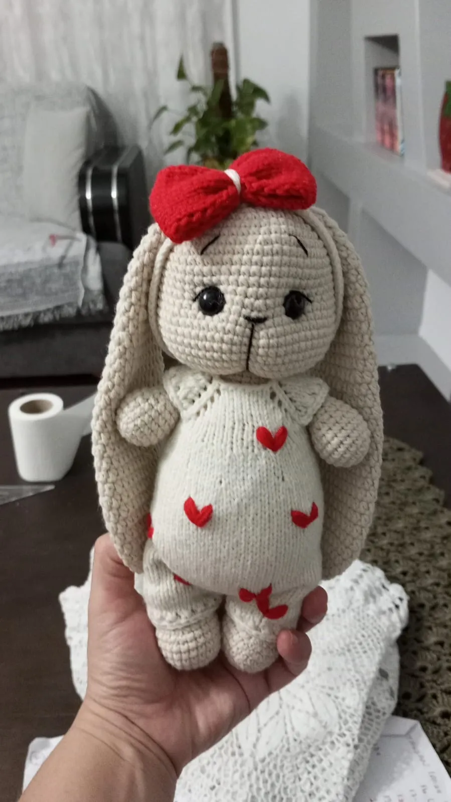 Amigurumi Uzun Kulaklı Örgü Oyuncak Tavşan - Kalpli Tulumlu