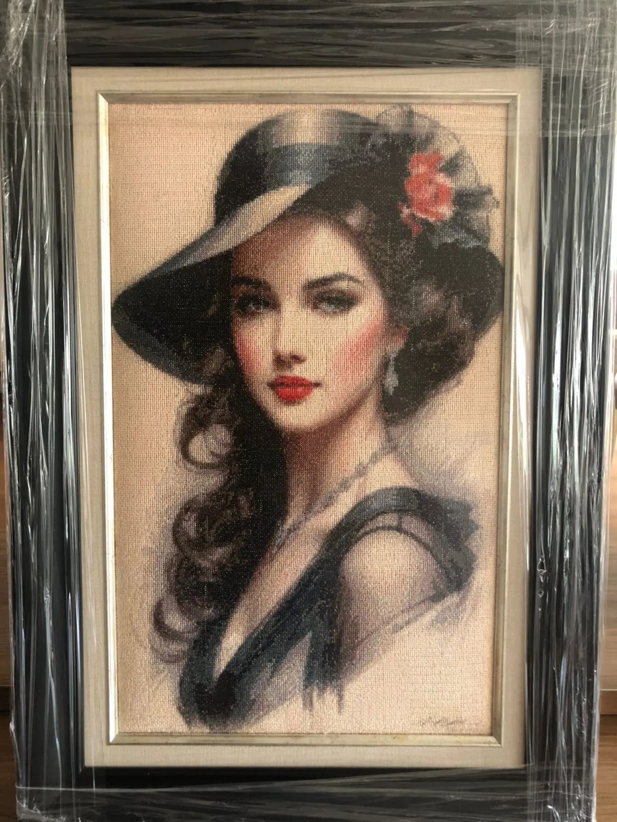 Şapkalı Kadın Portresi Kanaviçe Tablo - 68x48 cm - El Emeği