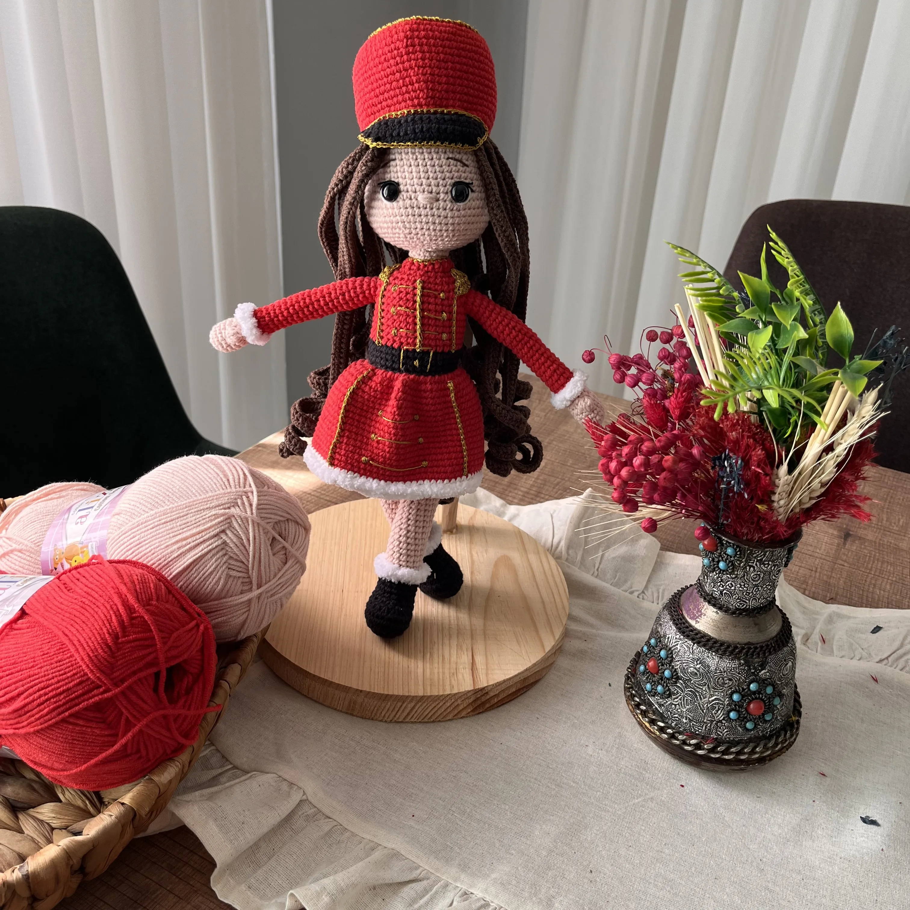 Kırmızı Üniformalı Amigurumi Asker Kız Bebek - El Emeği Oyuncak