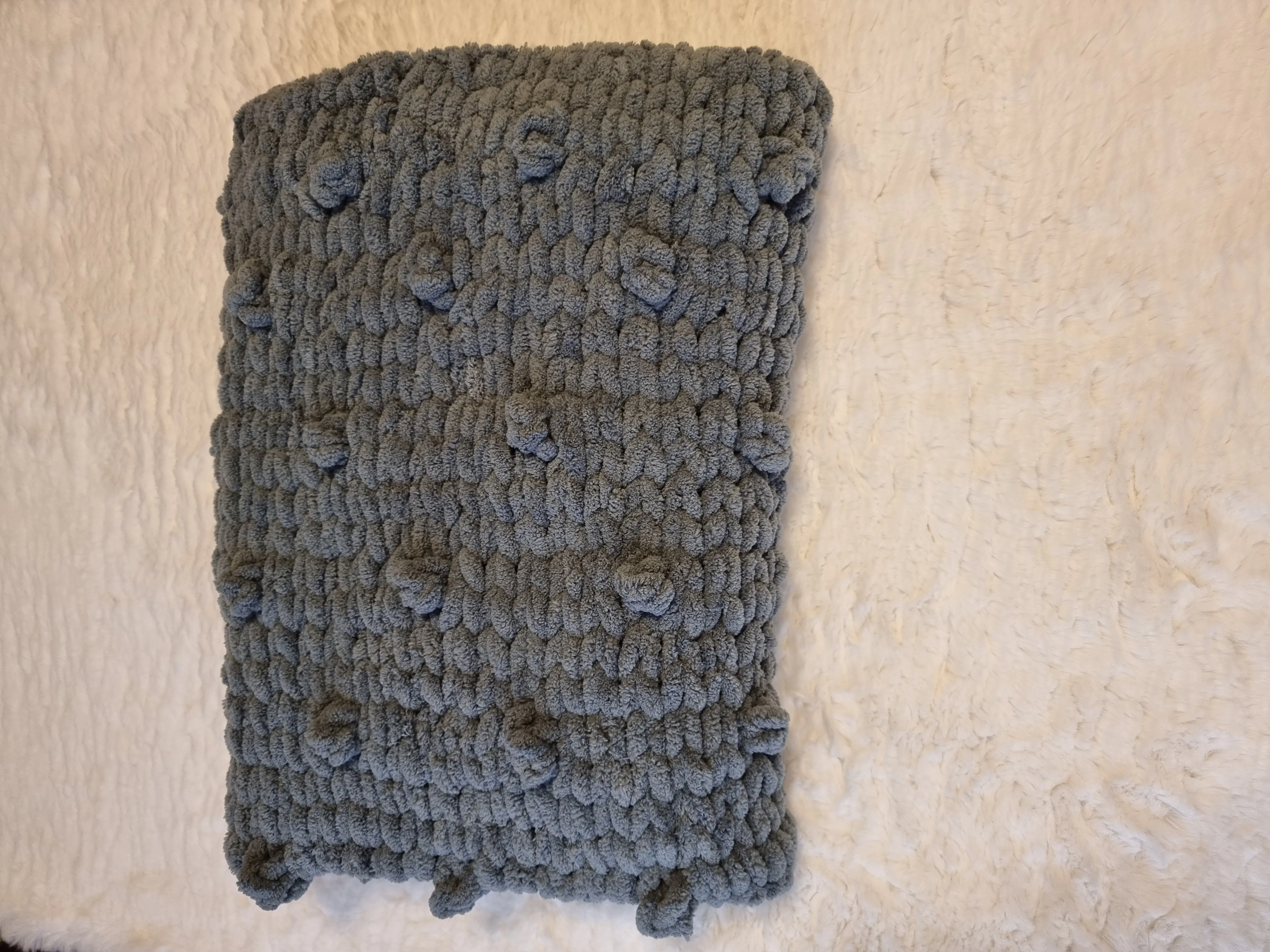 Gri Renkli Ponponlu Bebek Battaniyesi - 90x90 cm El Örgüsü