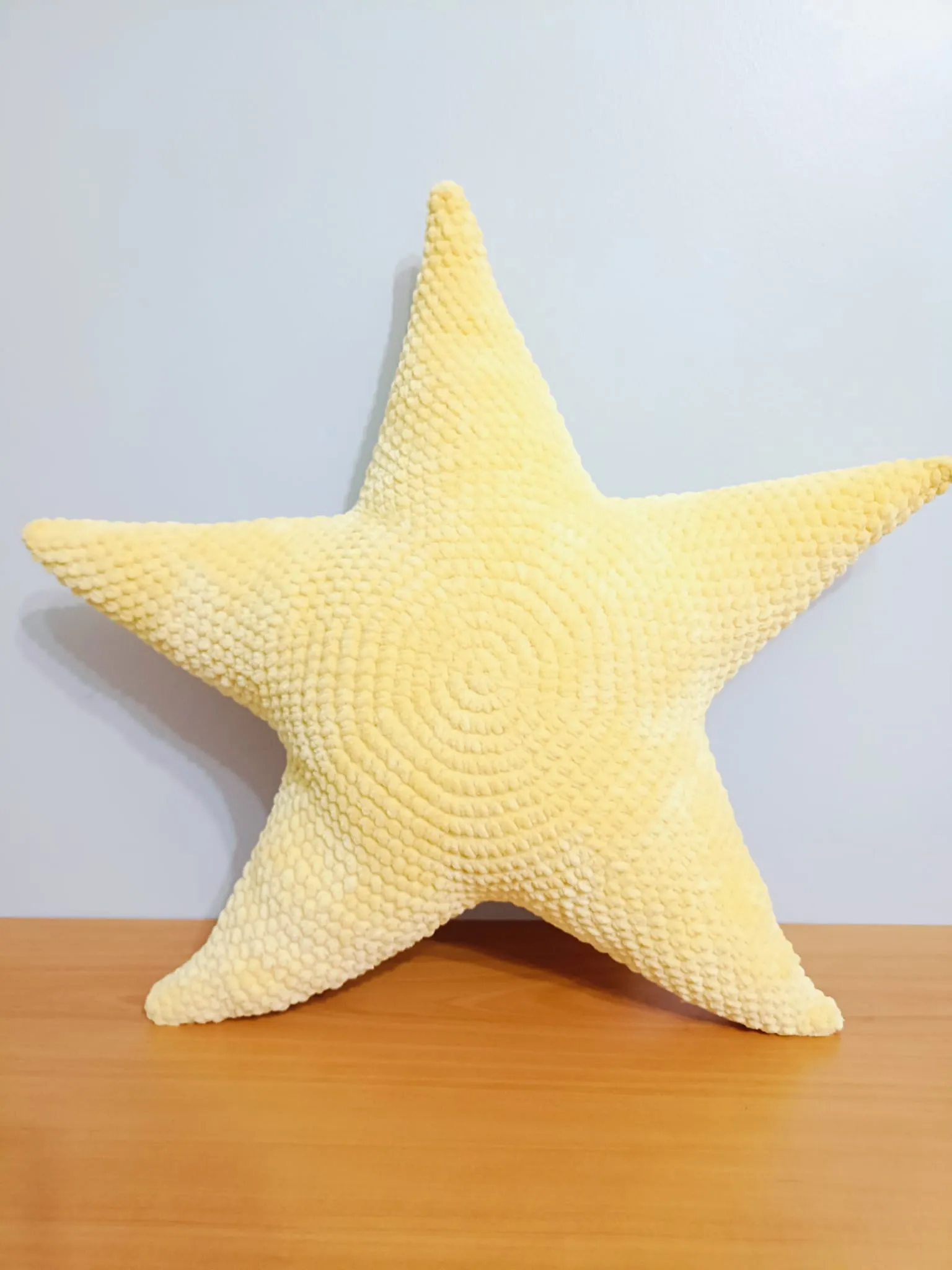 Sarı Deniz Yıldızı Dekoratif Yastık - Kadife İp, 52x52 cm - El Yapımı
