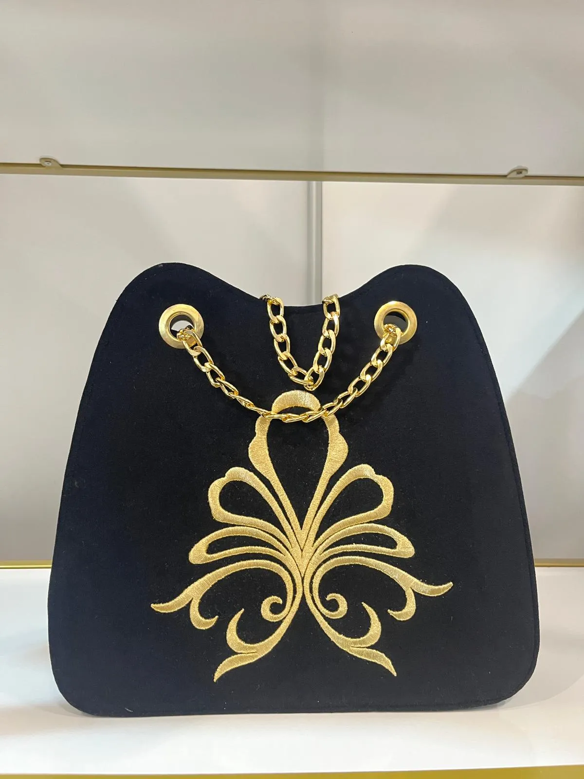 Kadife Üzerine Altın Motifli Zincir Çanta