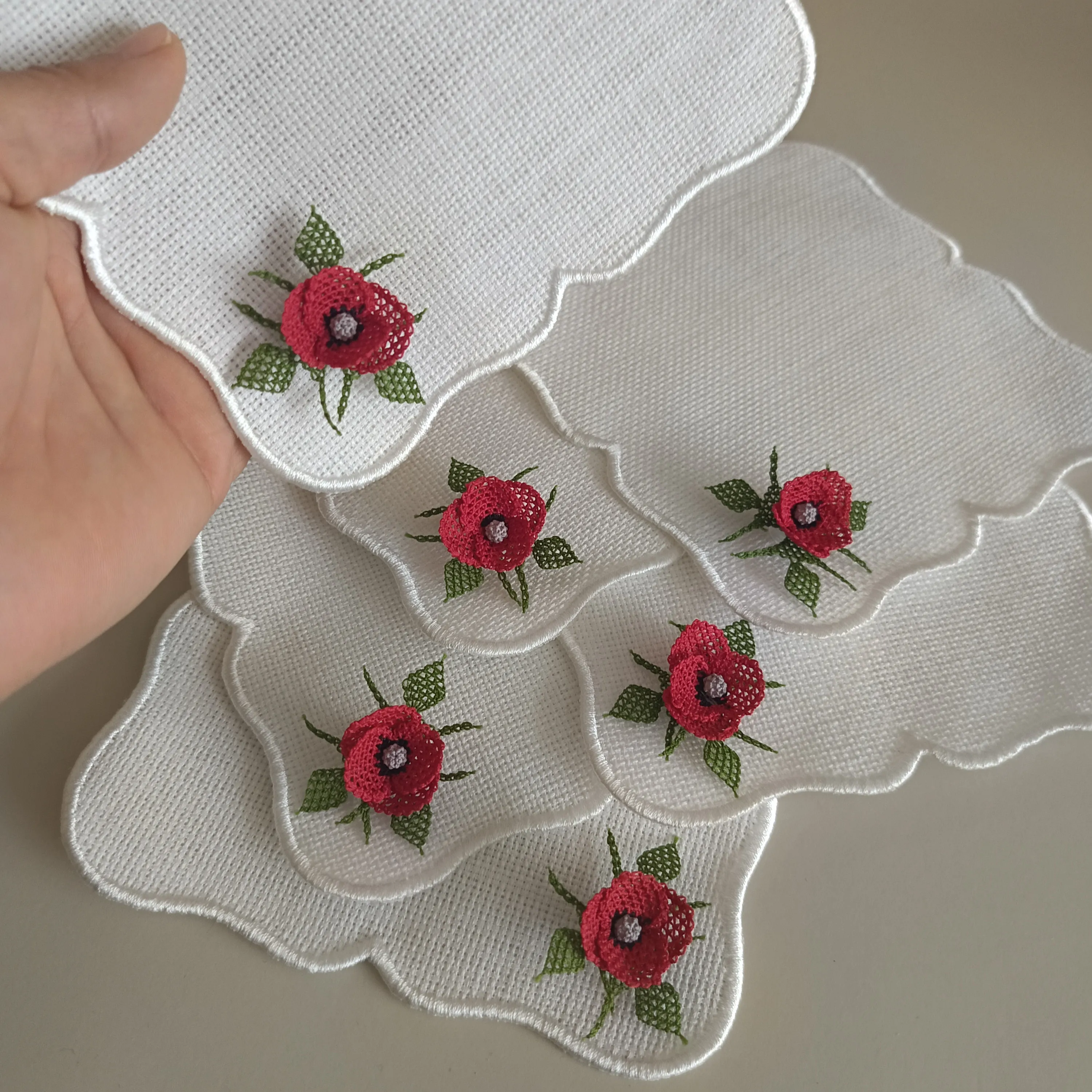 White Presentation Napkin Set with Poppy Motif - 6 Pieces Handmade