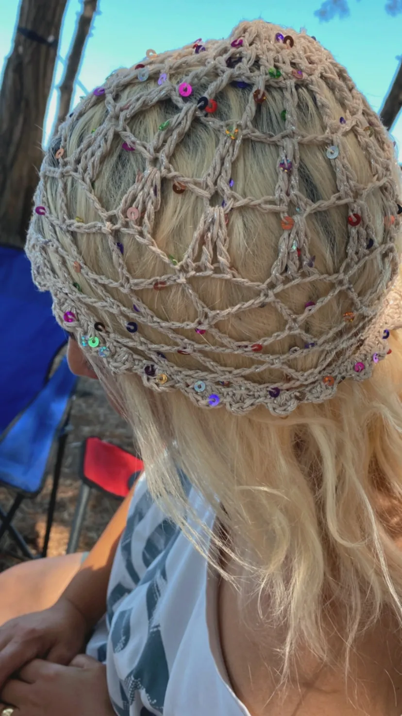 Bej Floş İplikten Örme ve Pullu Detaylı Şık Bere