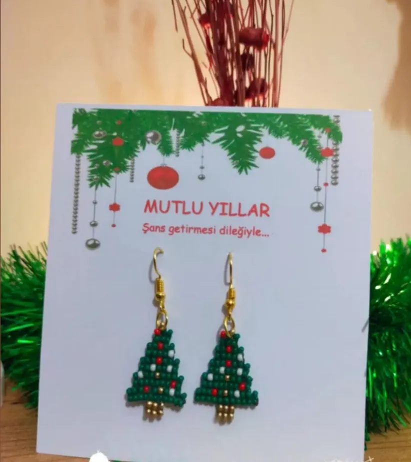 Yeşil Yılbaşı Ağacı Tasarımlı Boncuk Küpe - Yeni Yıl Hediyesi
