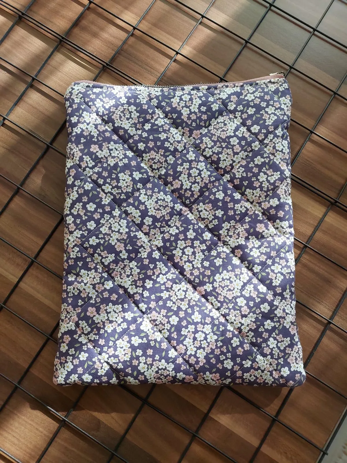 Mor Çiçek Desenli Kapitone Tablet Kılıfı - Fermuarlı ve Elyaf Dolgulu