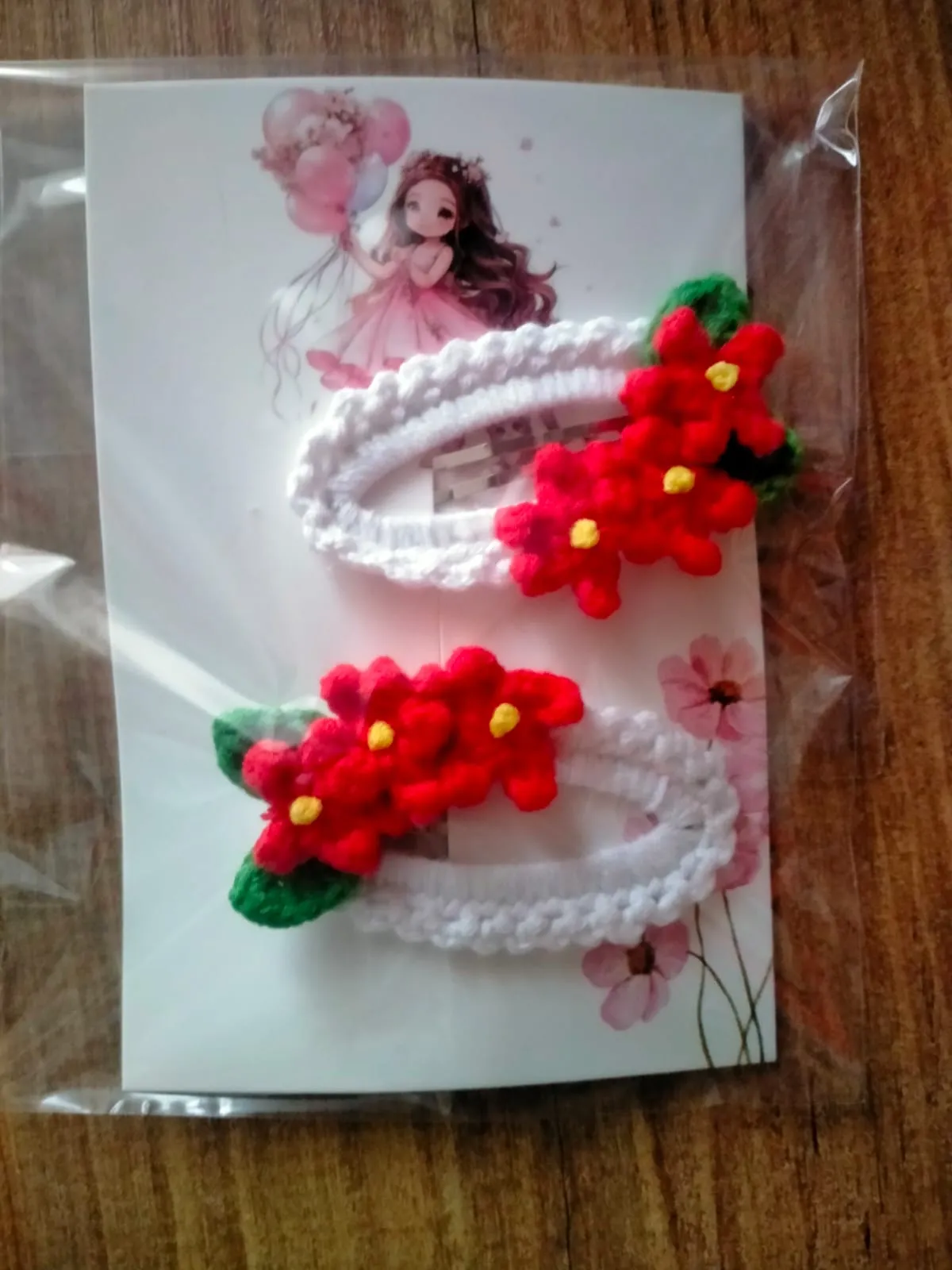 Örgü Kırmızı Çiçek Detaylı Beyaz Kıskaçlı Toka Seti (2 Adet)