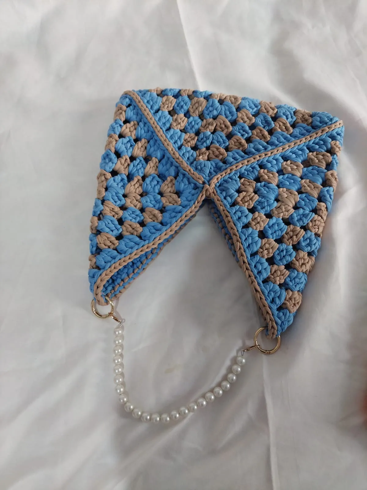 Mavi ve Bej Renkli Kare Motifli Örgü Çanta Boncuklu Askılı - El Emeği