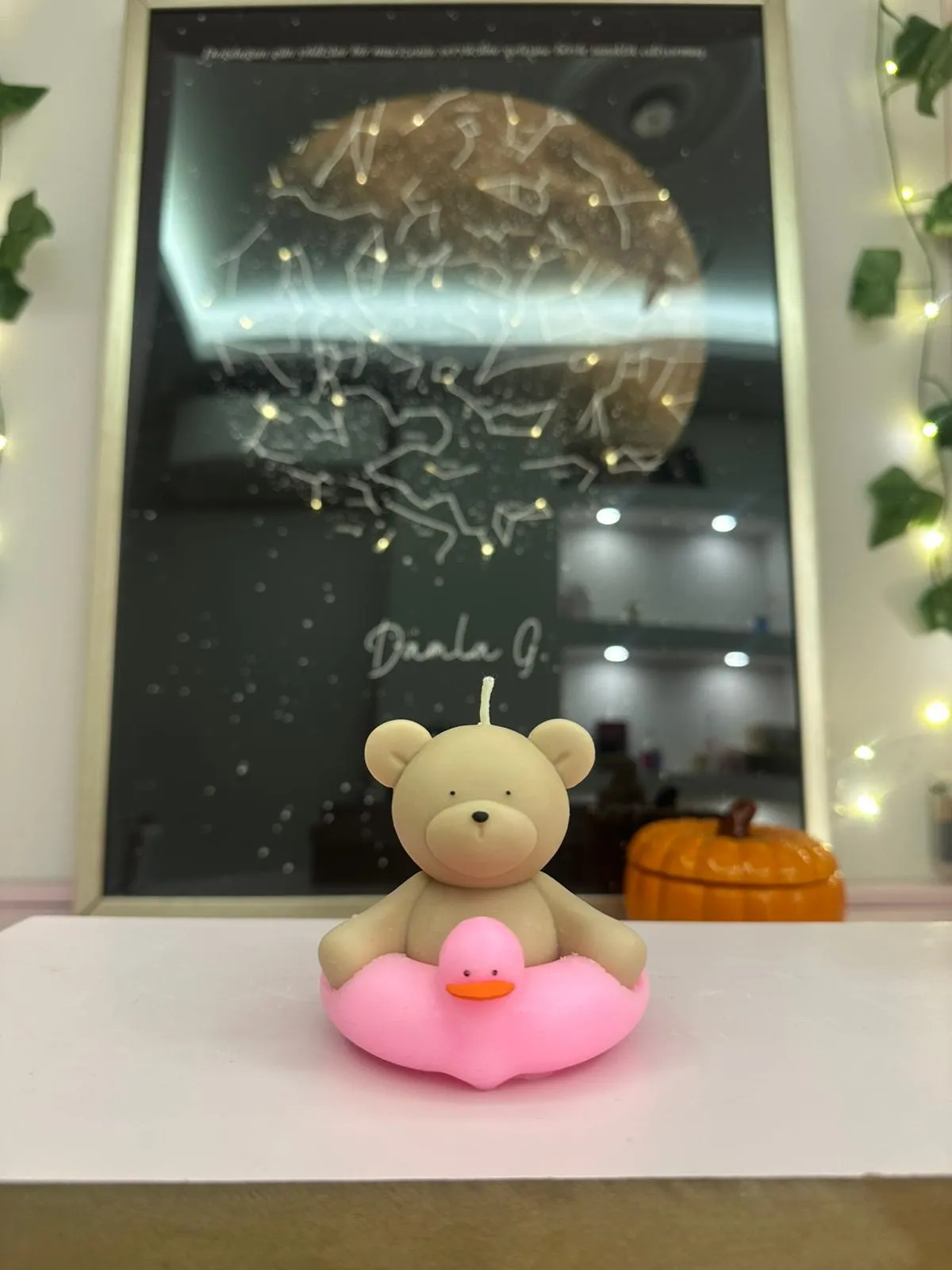 Kahverengi ayı şeklindeki pembe altlıklı mum