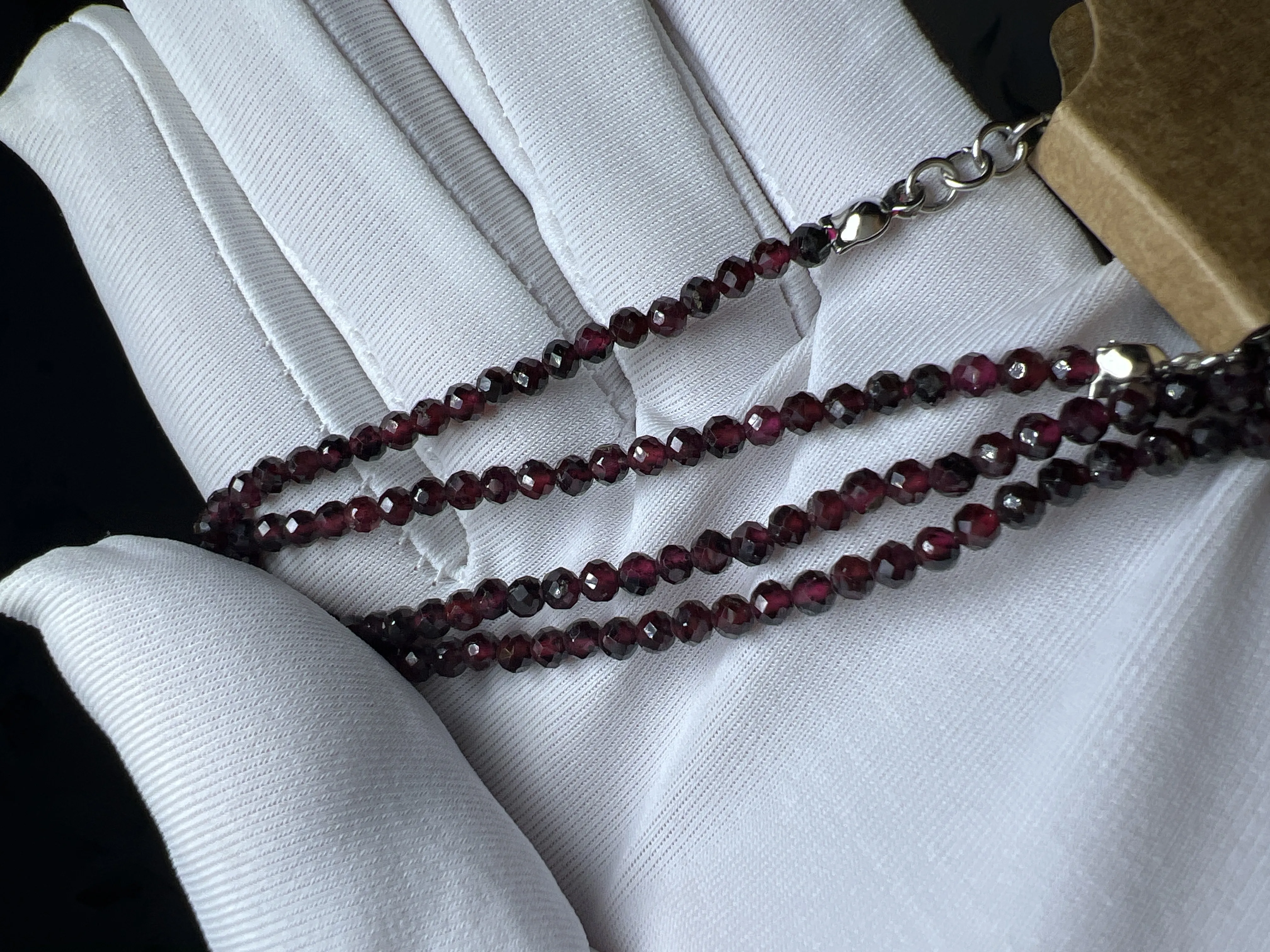Natural Garnet Stone Necklace - Minimalist Design Elegance (45cm)