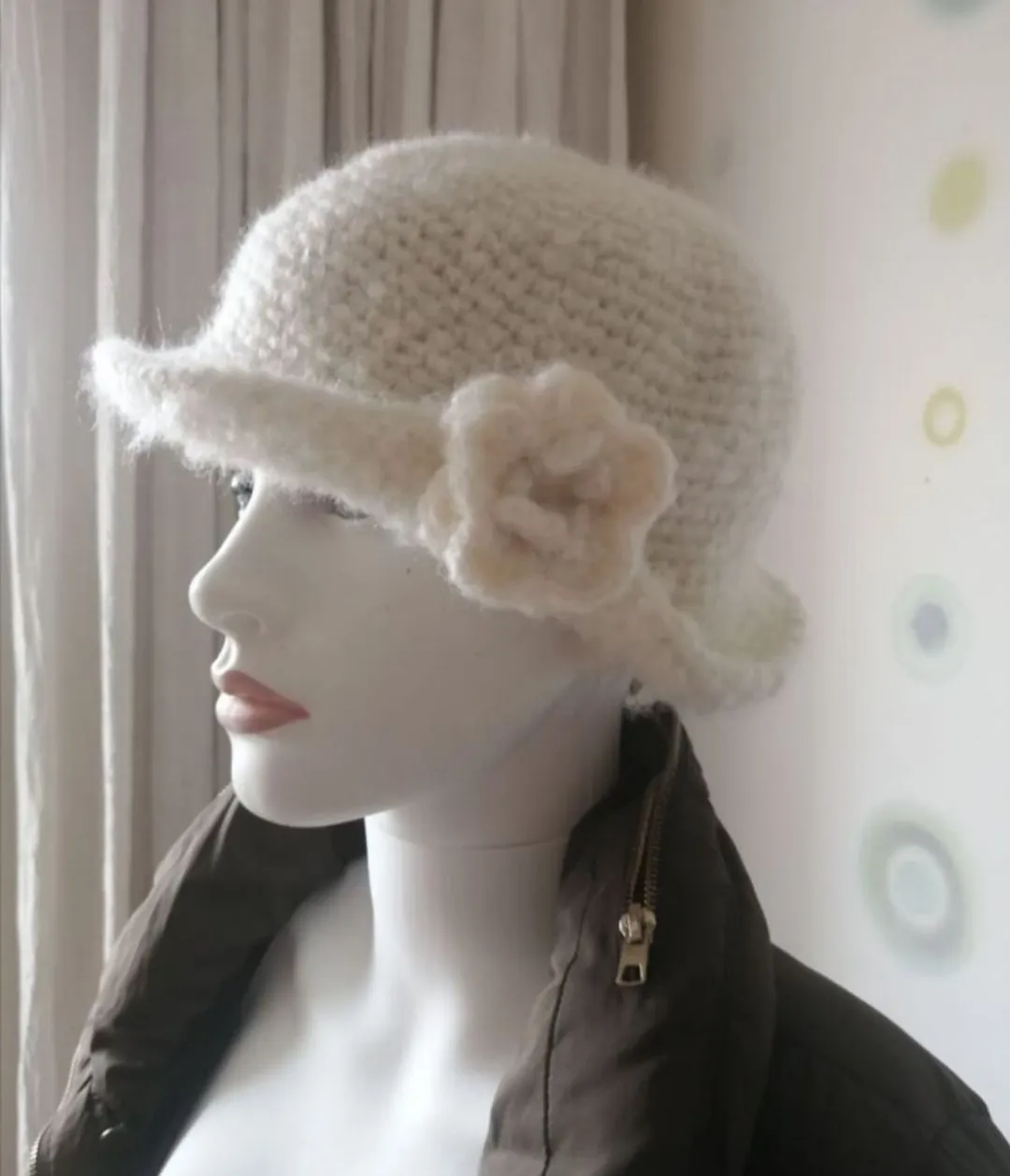 Krem Rengi Tiftik Juliet Şapka - Çıkarılabilir Gül Broş Detaylı