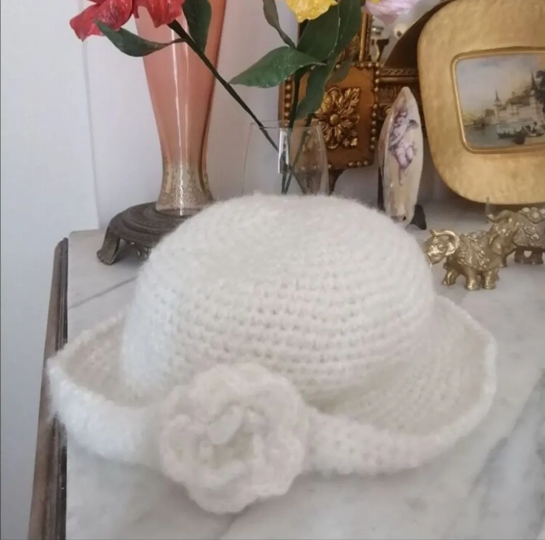 Krem Rengi Tiftik Juliet Şapka - Çıkarılabilir Gül Broş Detaylı