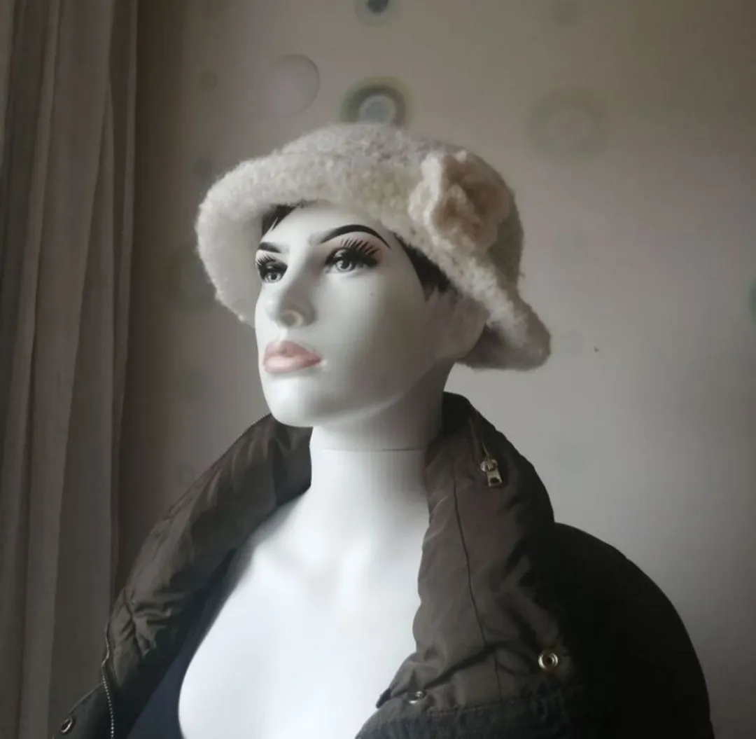 Krem Rengi Tiftik Juliet Şapka - Çıkarılabilir Gül Broş Detaylı