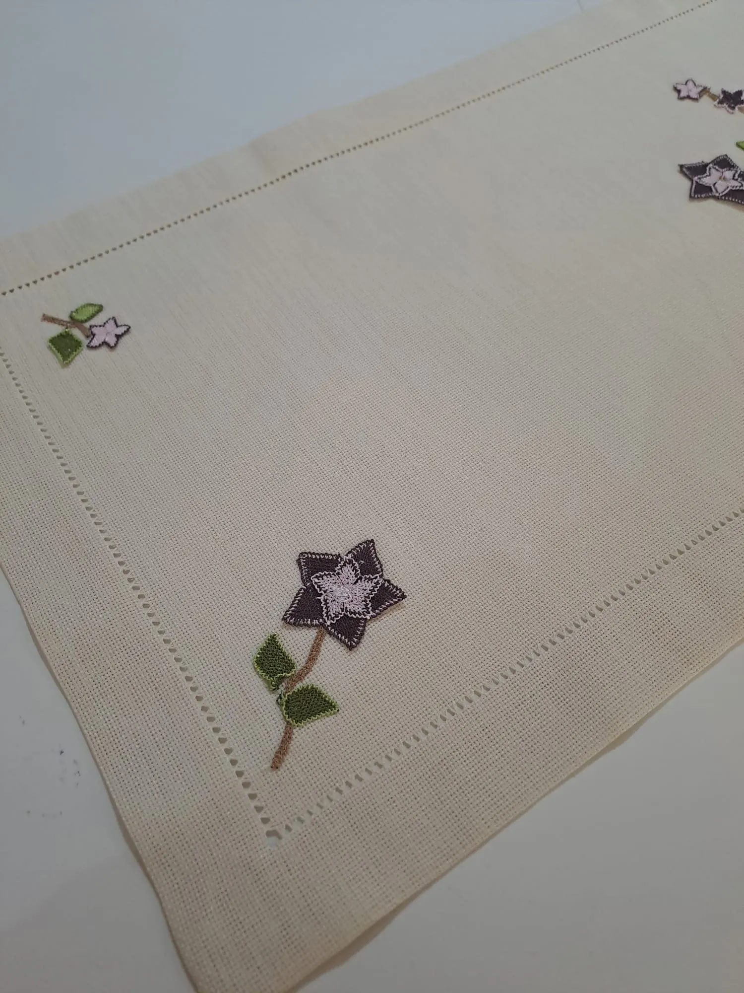 Krem Rengi Mor Çiçek Desenli İğne Oyası Detaylı Runner 40x105 cm