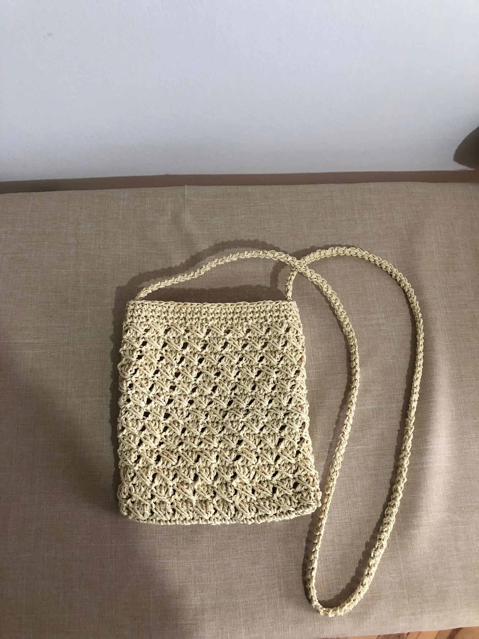Krem Rengi Kağıt İpten Örme Telefon Çantası - El Yapımı