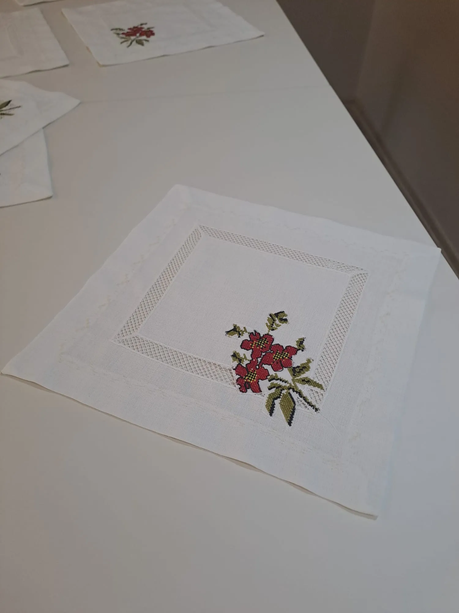 Beyaz Pamuklu Kumaş Üzerine Kırmızı Çiçek Desenli Kanaviçe Takımı