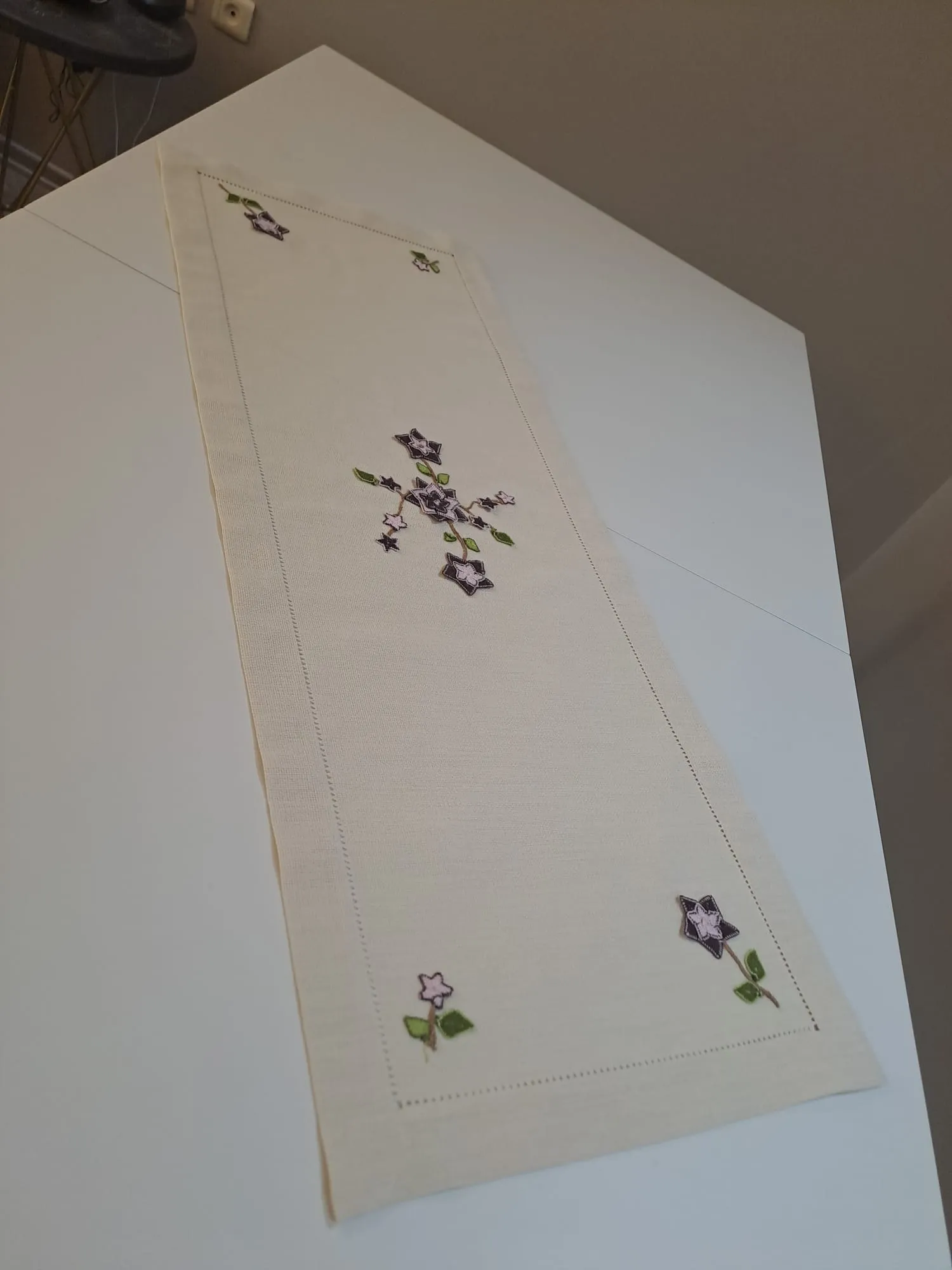 Krem Rengi Mor Çiçek Desenli İğne Oyası Detaylı Runner 40x105 cm