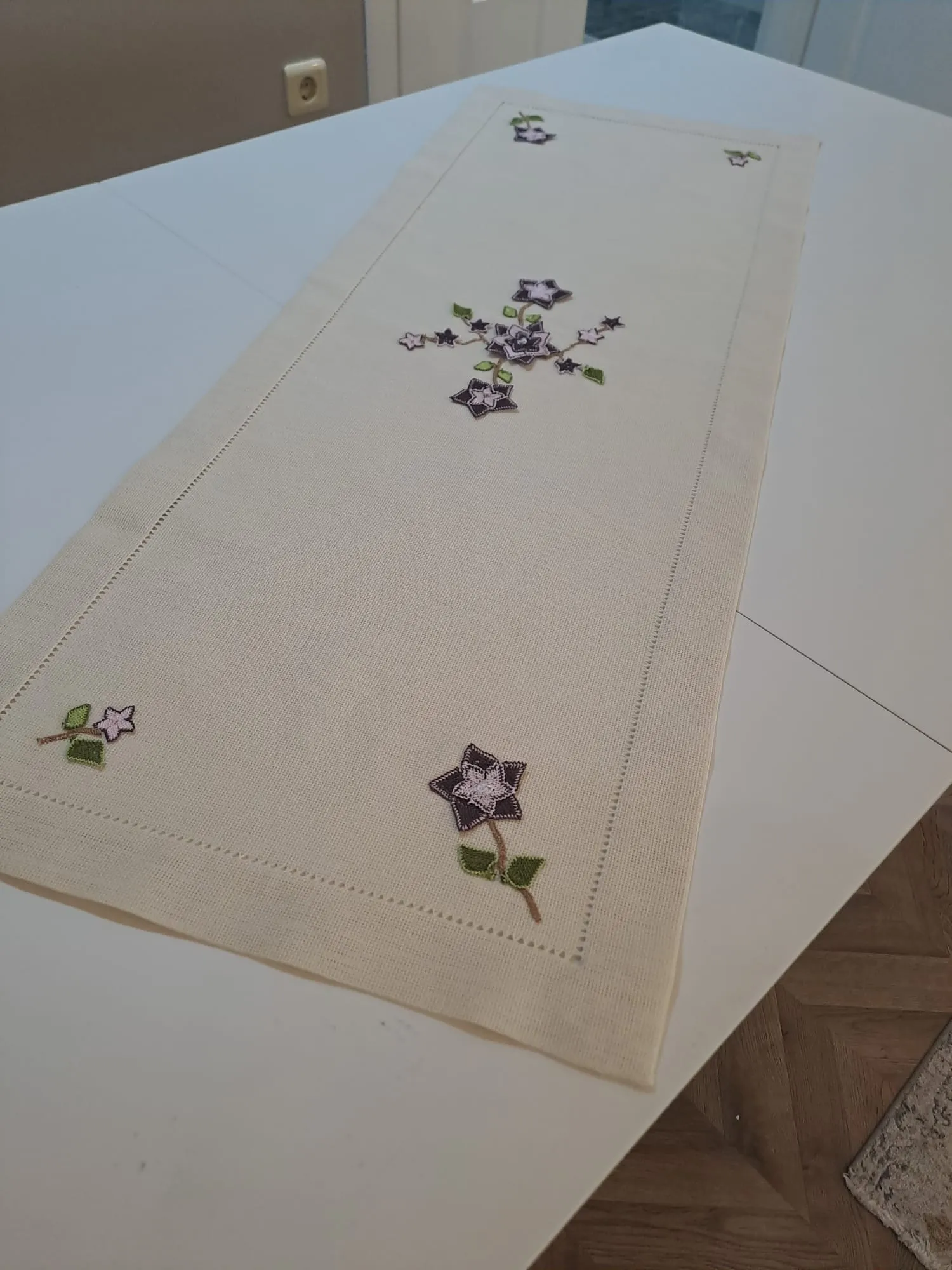 Krem Rengi Mor Çiçek Desenli İğne Oyası Detaylı Runner 40x105 cm