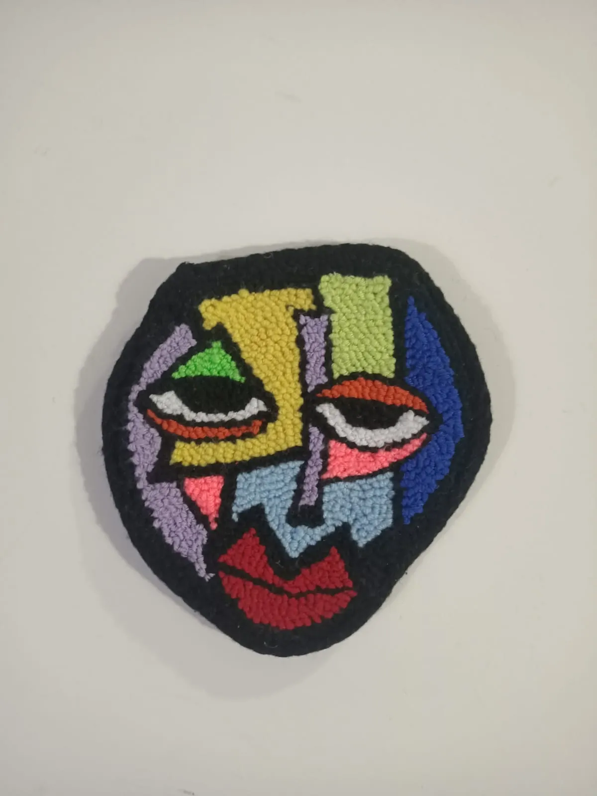 Soyut Yüz Desenli Punch Nakışı Bardak Altlığı - Sürreal Tablo