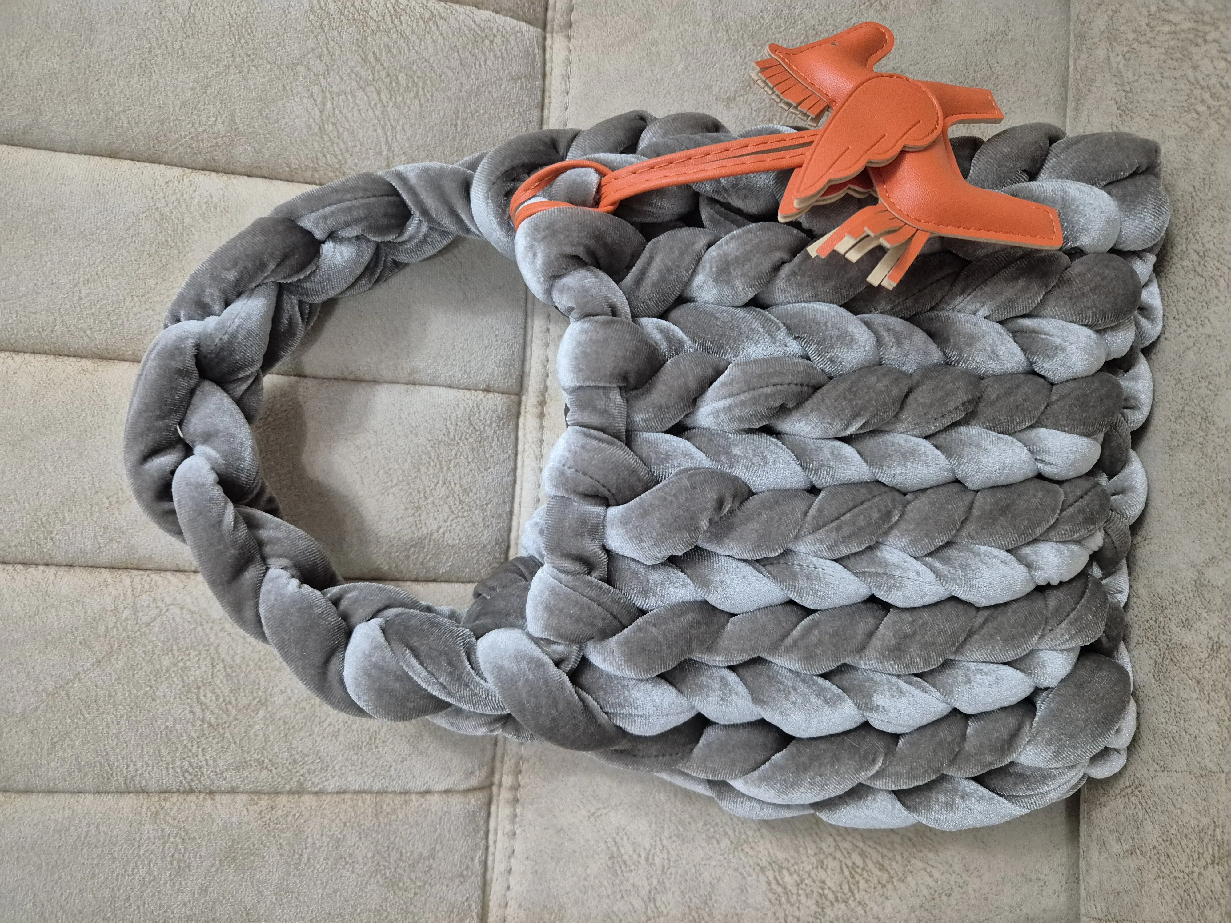 Gri Renk Örgü Kadife Çanta - Turuncu Kuş Detaylı El Çantası