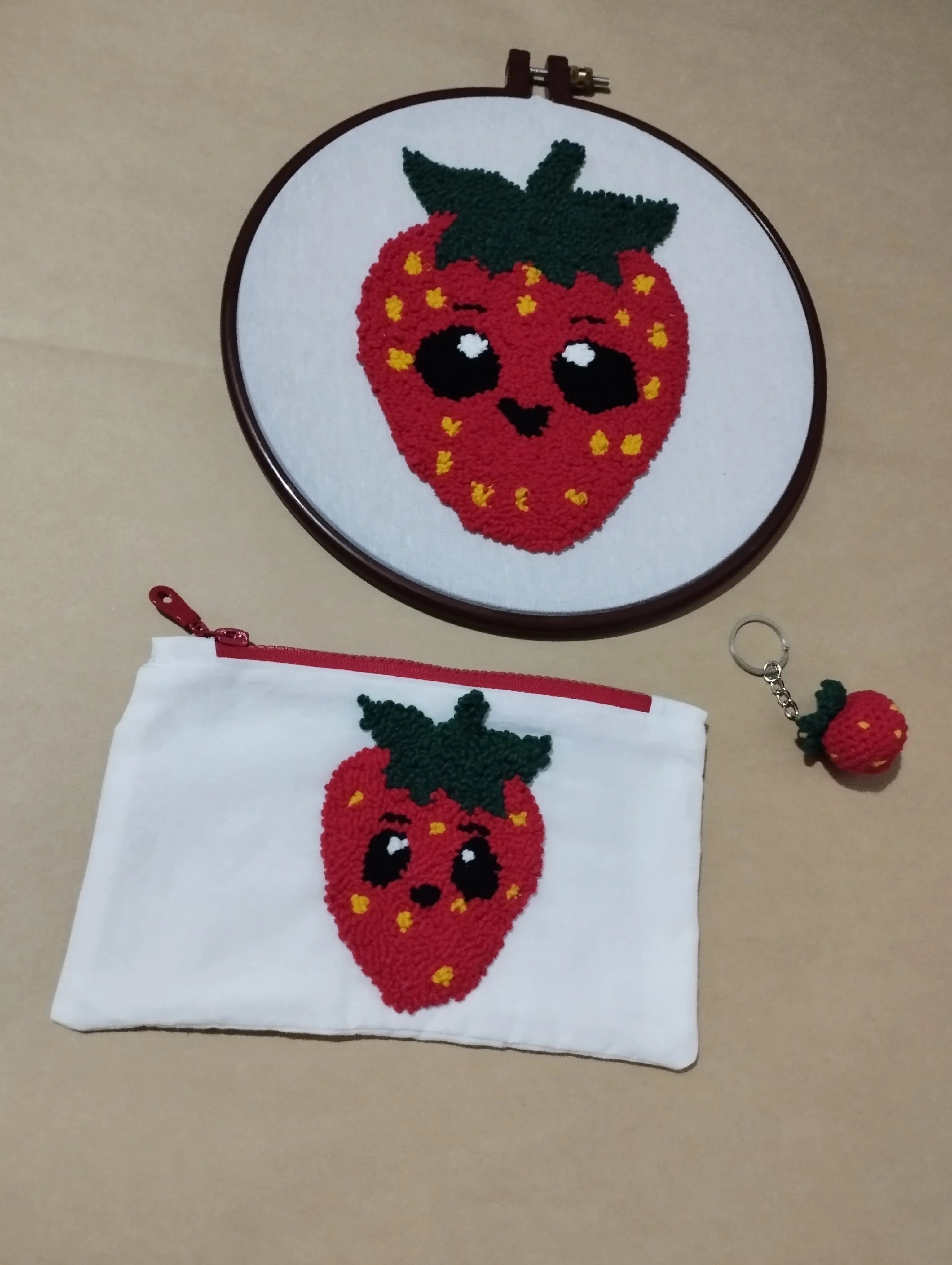 Çilek Desenli Punch İşleme Duvar Panosu, Kalemlik ve Anahtarlık Seti