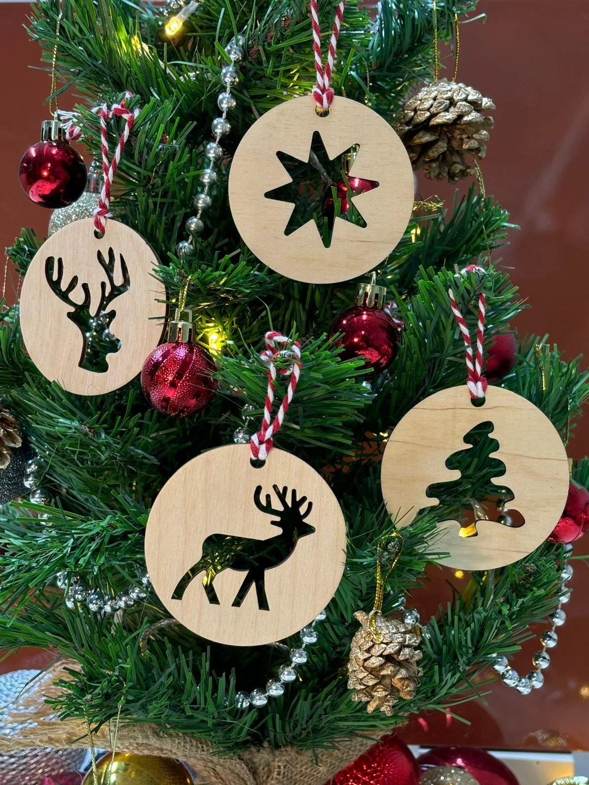 🌲 Naturel Ahşap, Dekupe 4’lü Yılbaşı Ağaç Süsü Seti