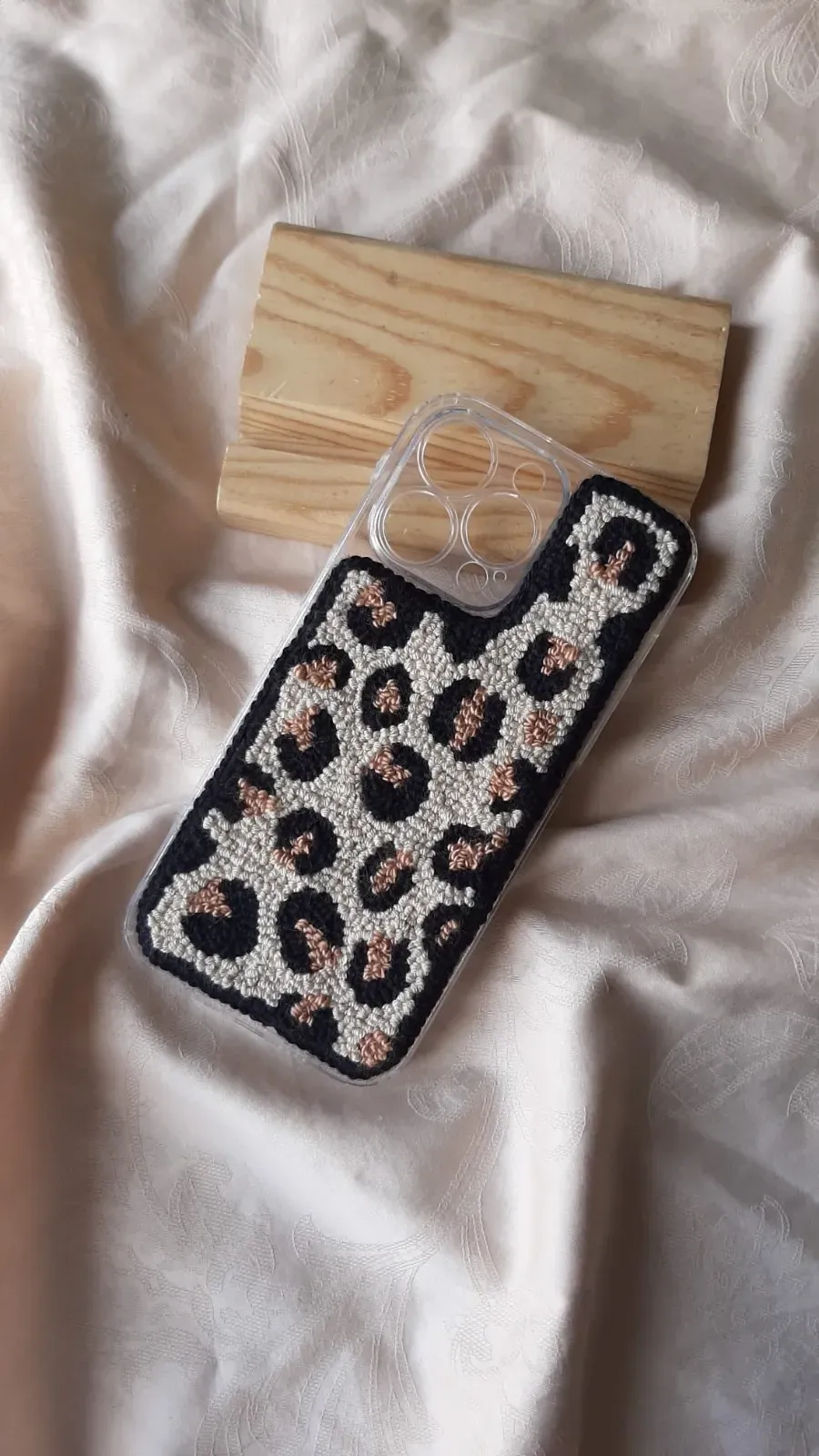 iPhone 17 Uyumlu El Emeği Leopar Desenli Punch İşlemeli Telefon Kılıfı