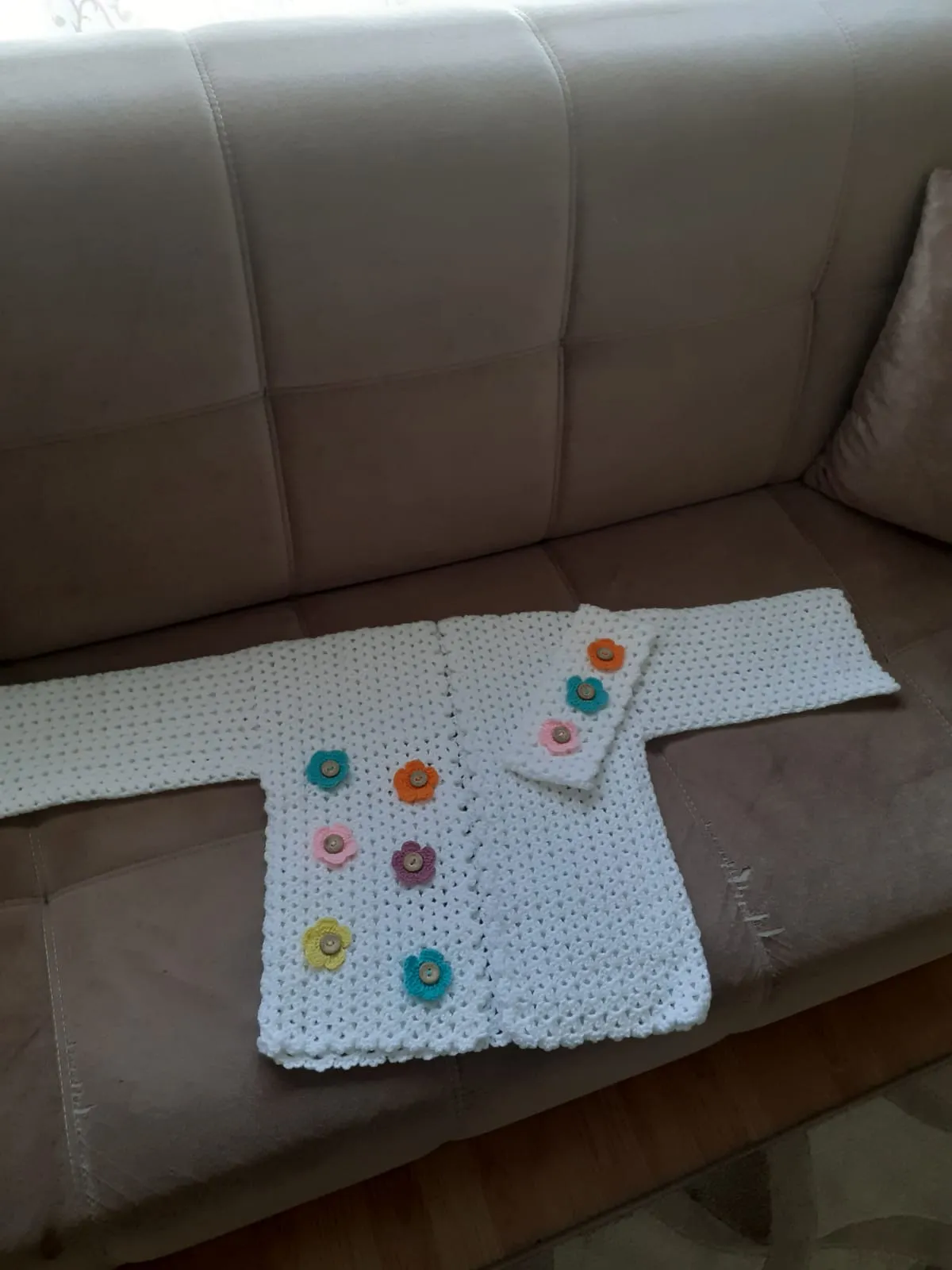 Beyaz Örgü Bebek Hırka ve saç bandı Seti - Papatya Detaylı El Emeği