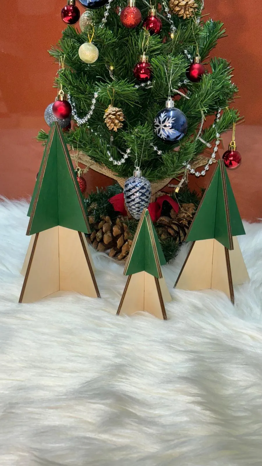 🎄 Yılbaşı Üçgen Obje – 3’lü Ahşap, El Boyaması