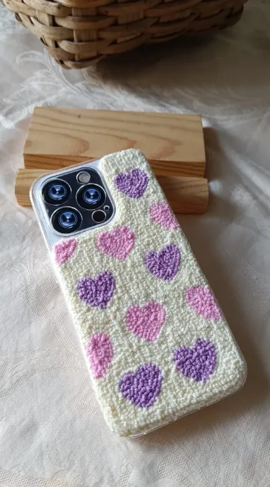 iPhone 17 Pro Max Uyumlu El Yapımı Punch Nakışı Mor Pembe Kalp Kılıf