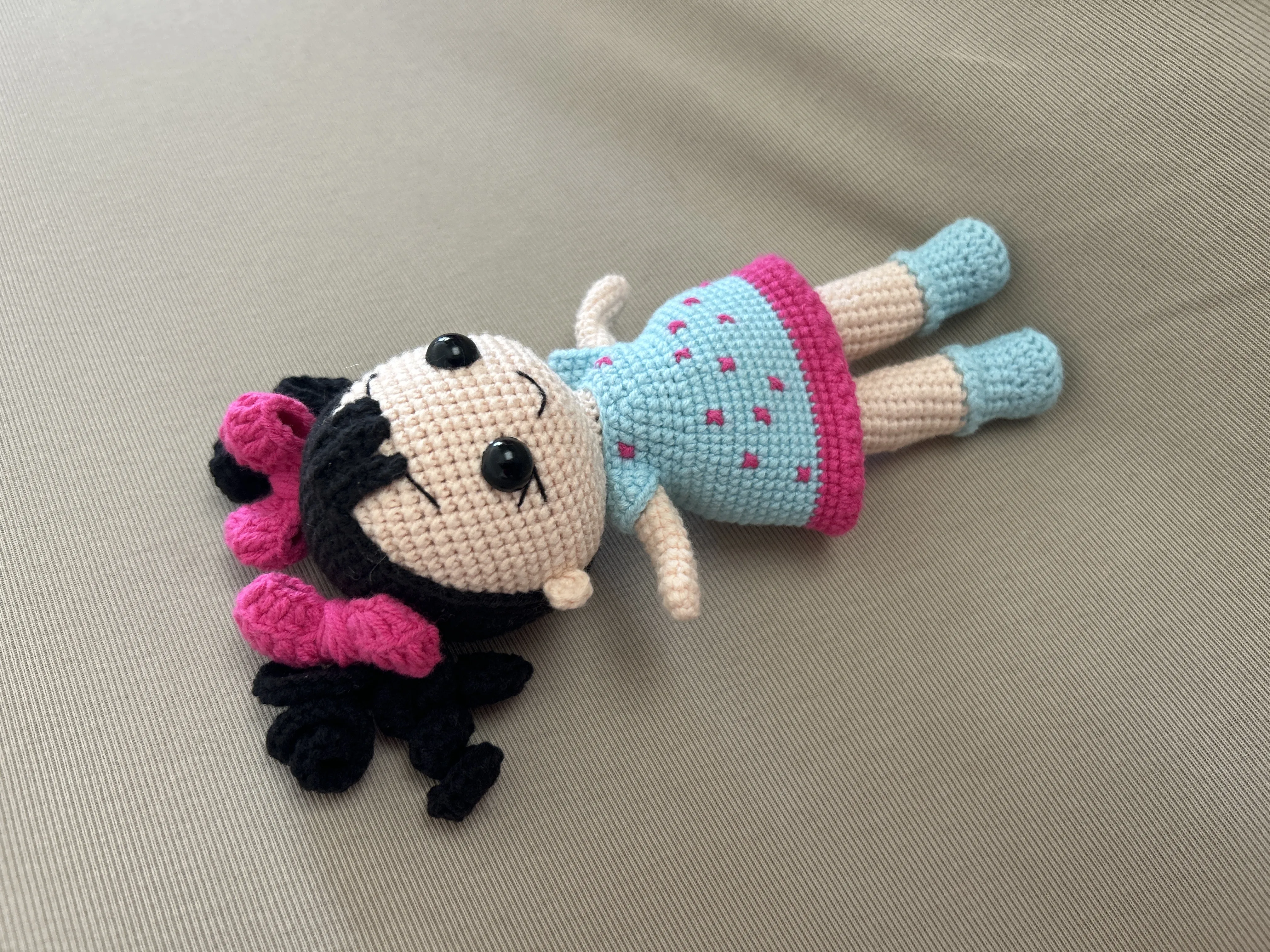 Örgü Bebek Oyuncak - Mavi Elbiseli ve Pembe Detaylı (20 cm)