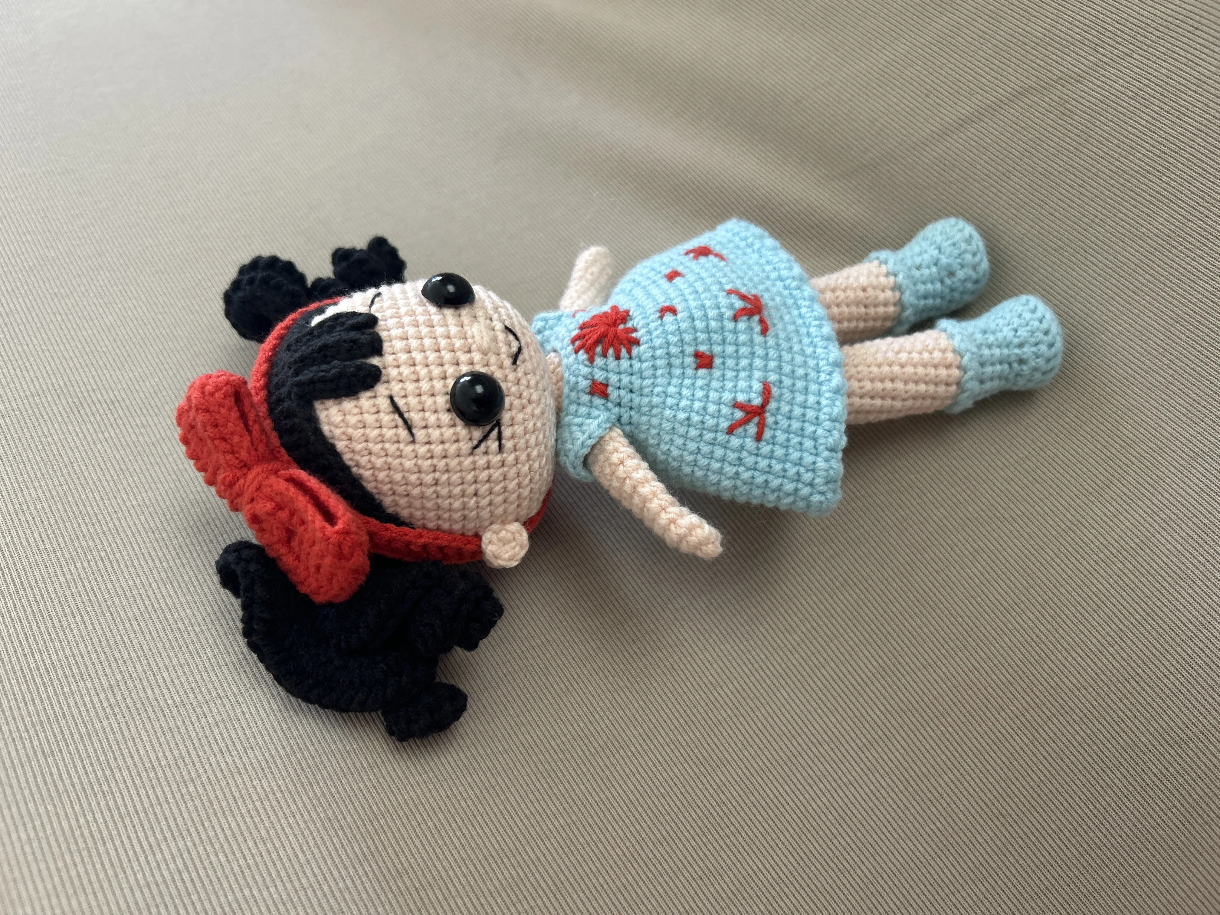 Örgü Bebek Oyuncak - Mavi Elbiseli, Kırmızı Kurdeleli, 20 cm