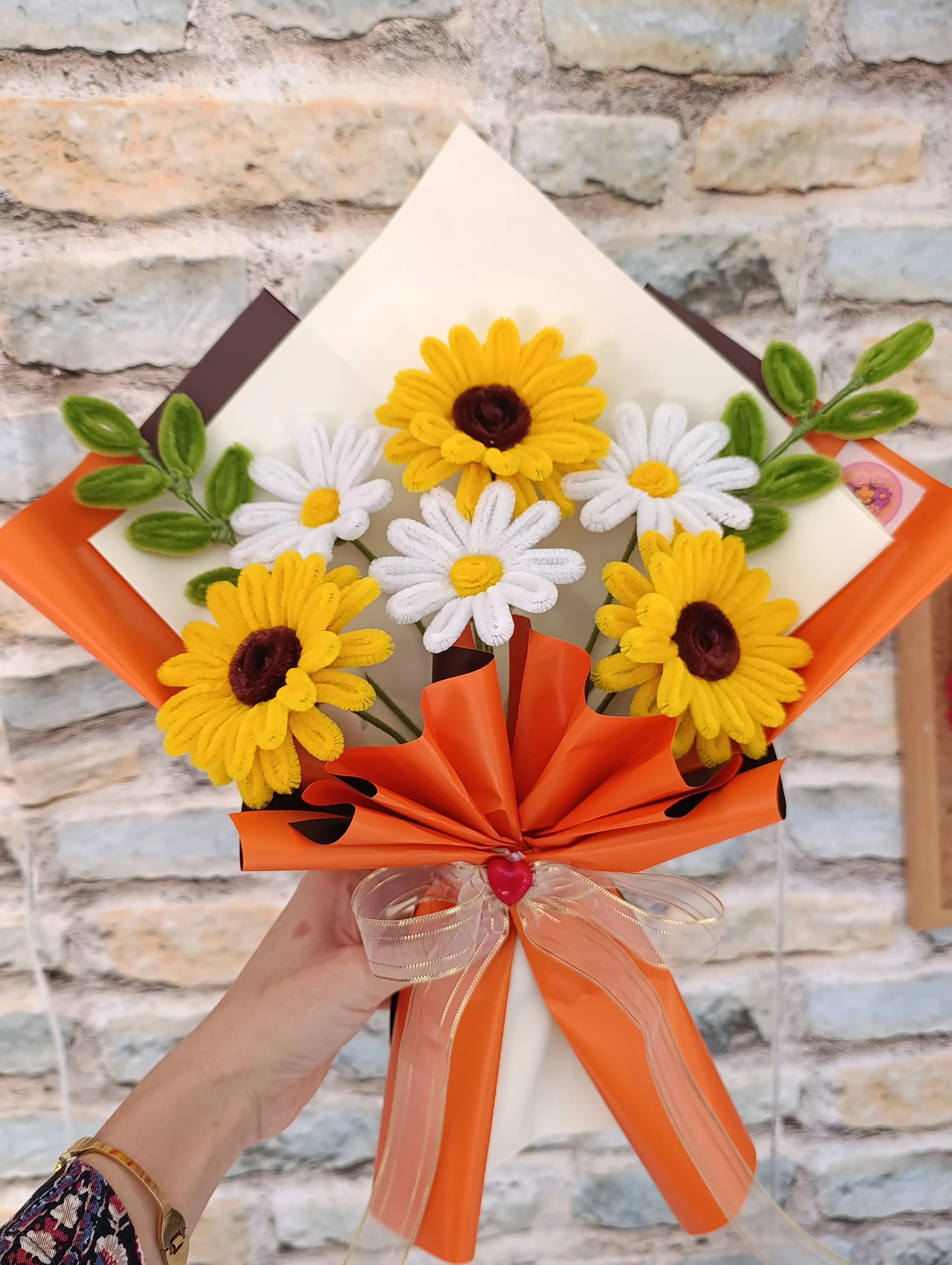 El Yapımı Şönil Sarı Gerbera ve Papatya Buketi – Dekoratif El Emeği Çiçek Aranjmanı