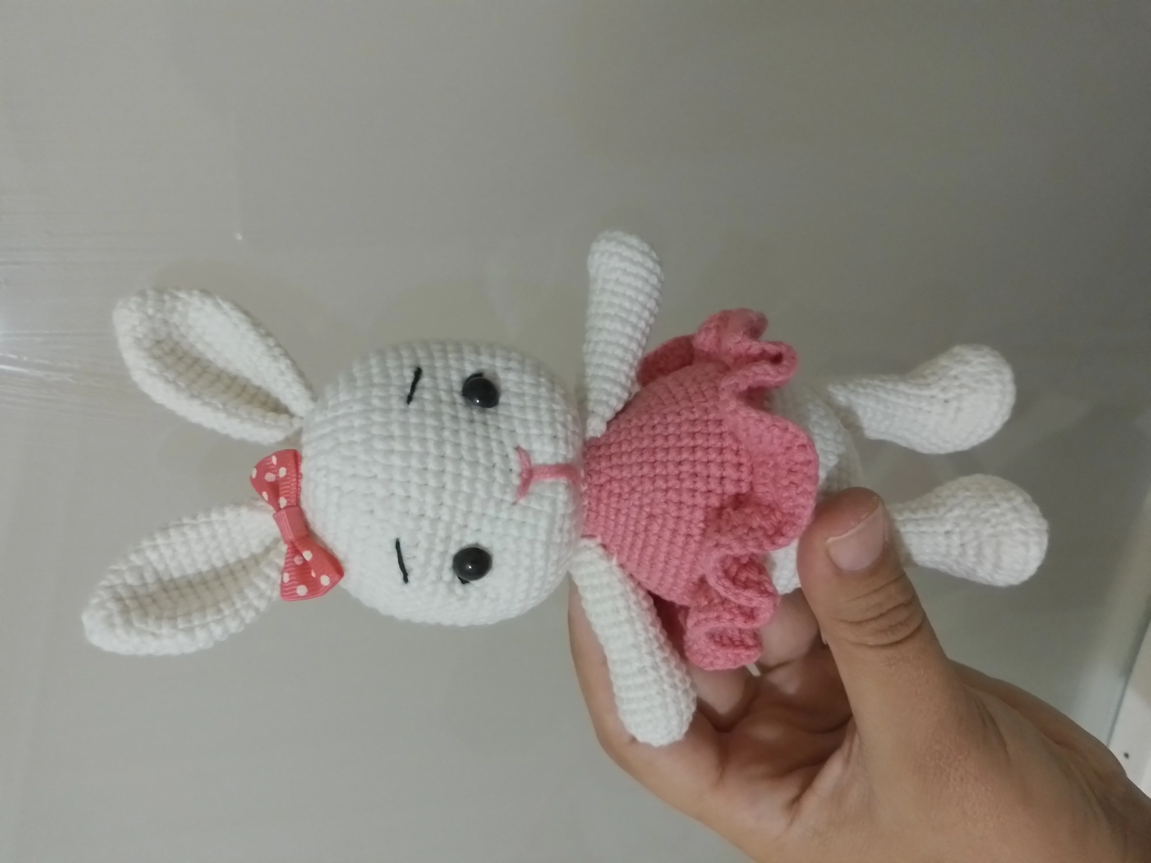 Beyaz Amigurumi Tavşan Oyuncak - Pembe Elbise ve Fiyonklu El Emeği