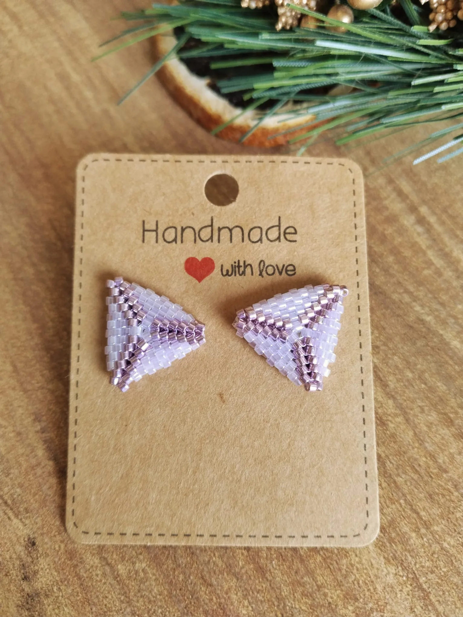 El Yapımı Üçgen Boncuk İşleme Küpe | Miyuki Tarzı Lila & Pembe Geometrik Takı