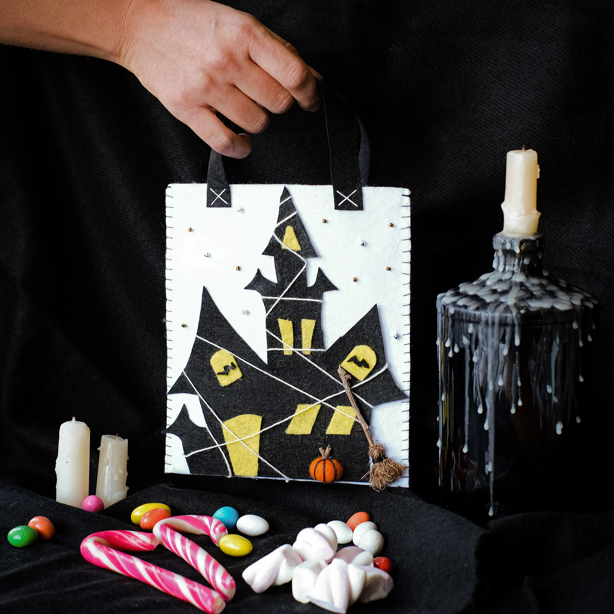 Halloween Partisi İçin Keçeden Korkunç Ev Temalı İkram Çantası .