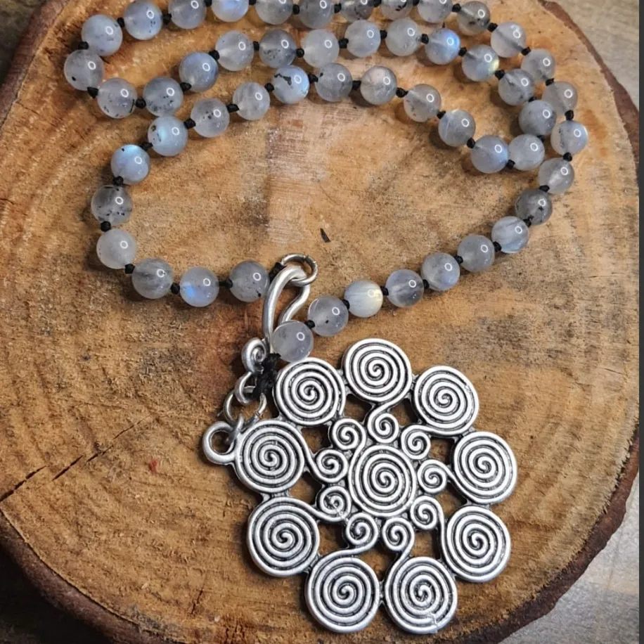 Gri Labradorit Taşlı Gümüş Renkli Spiral Desenli Kolye