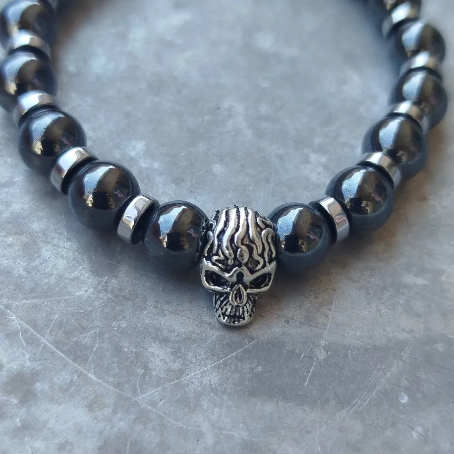 💀 Alev Saçlı Kurukafa Figürlü Hematit Doğal Taş Bileklik | Erkek/Unisex Aksesuar