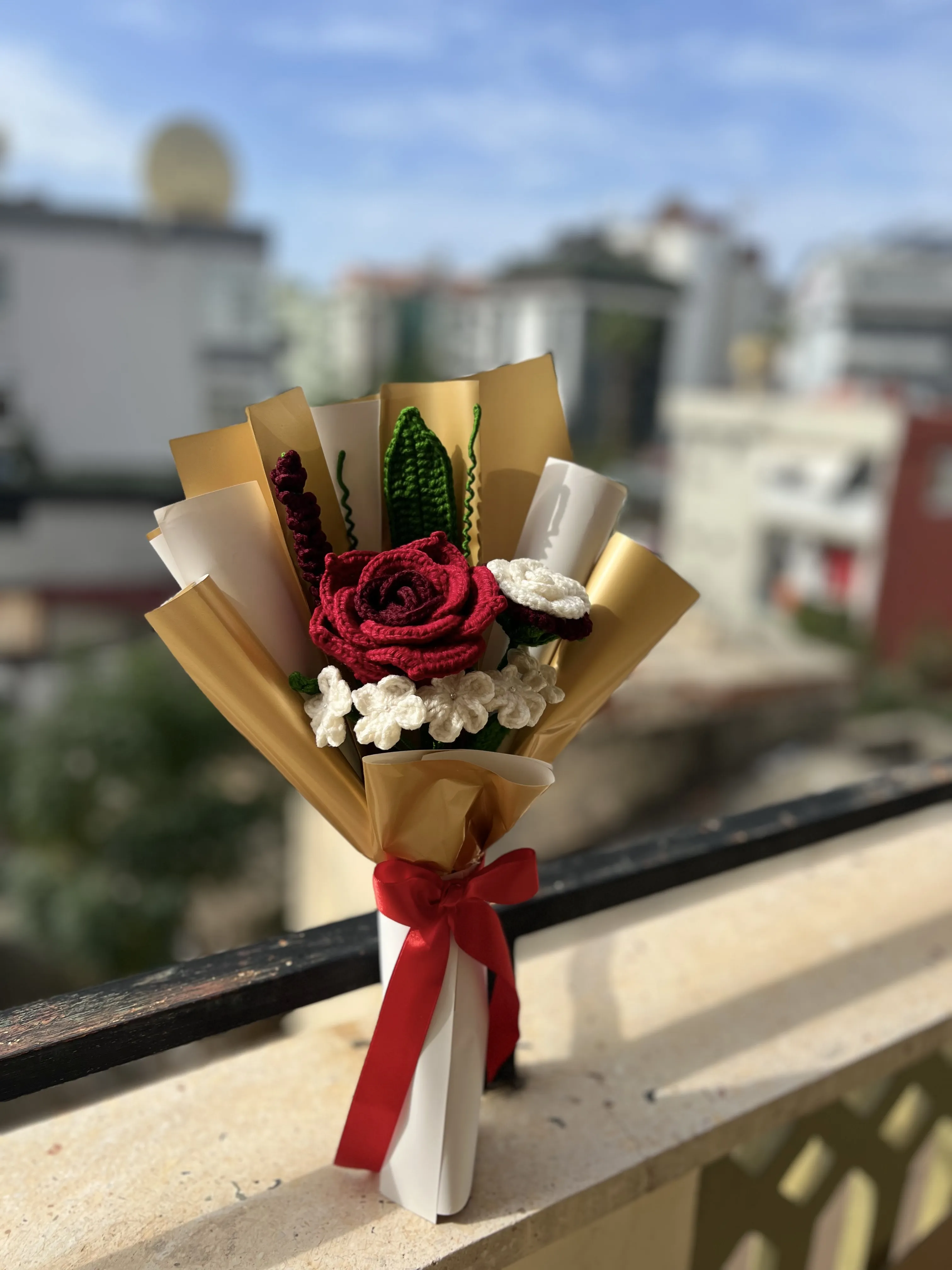Kırmızı Örgü Gül Buketi - El Yapımı Dekoratif Çiçek Aranjmanı