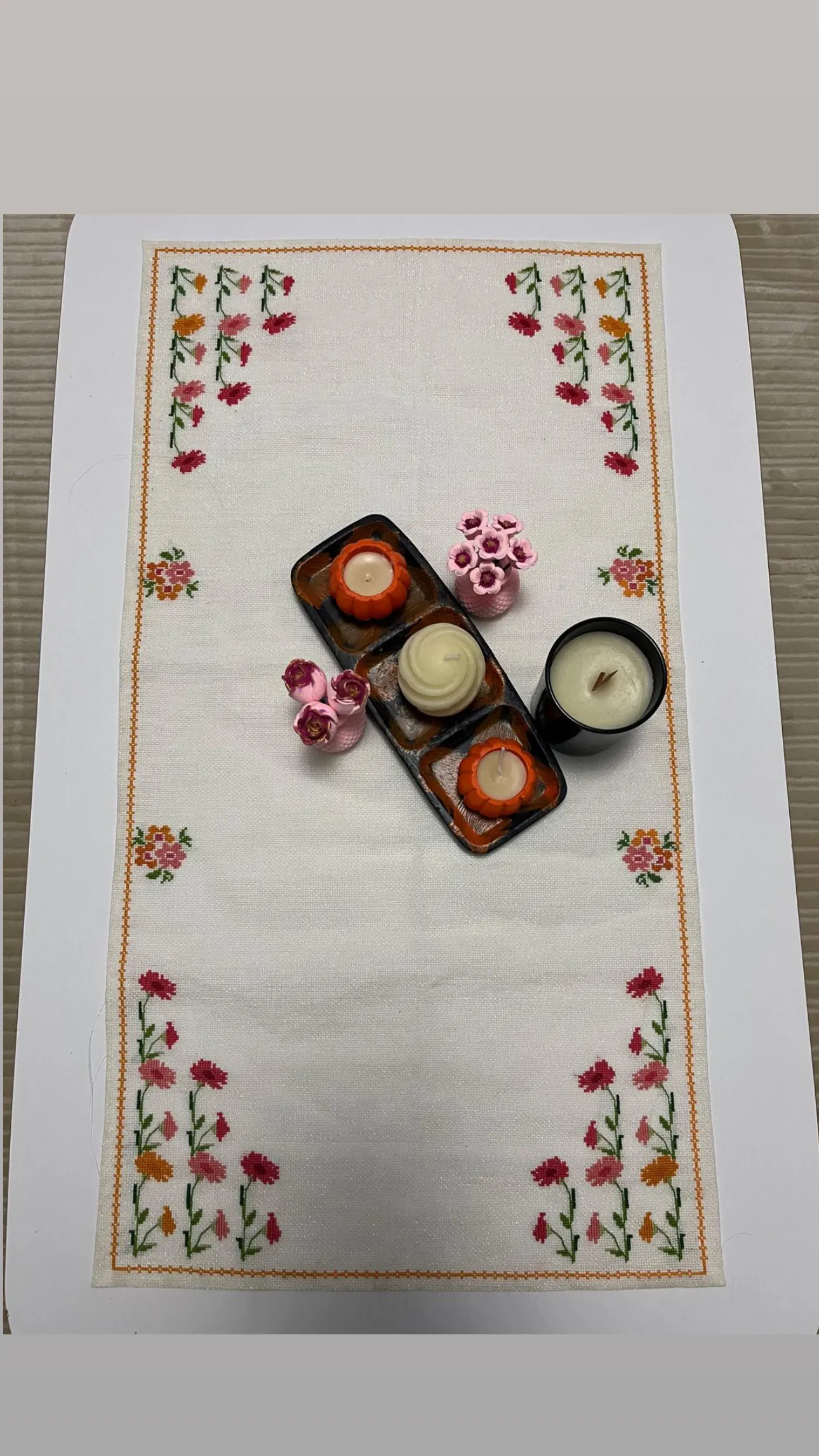 Beyaz Kumaş Üzerine Çiçek Desenli El Emeği Masa Örtüsü Ranır