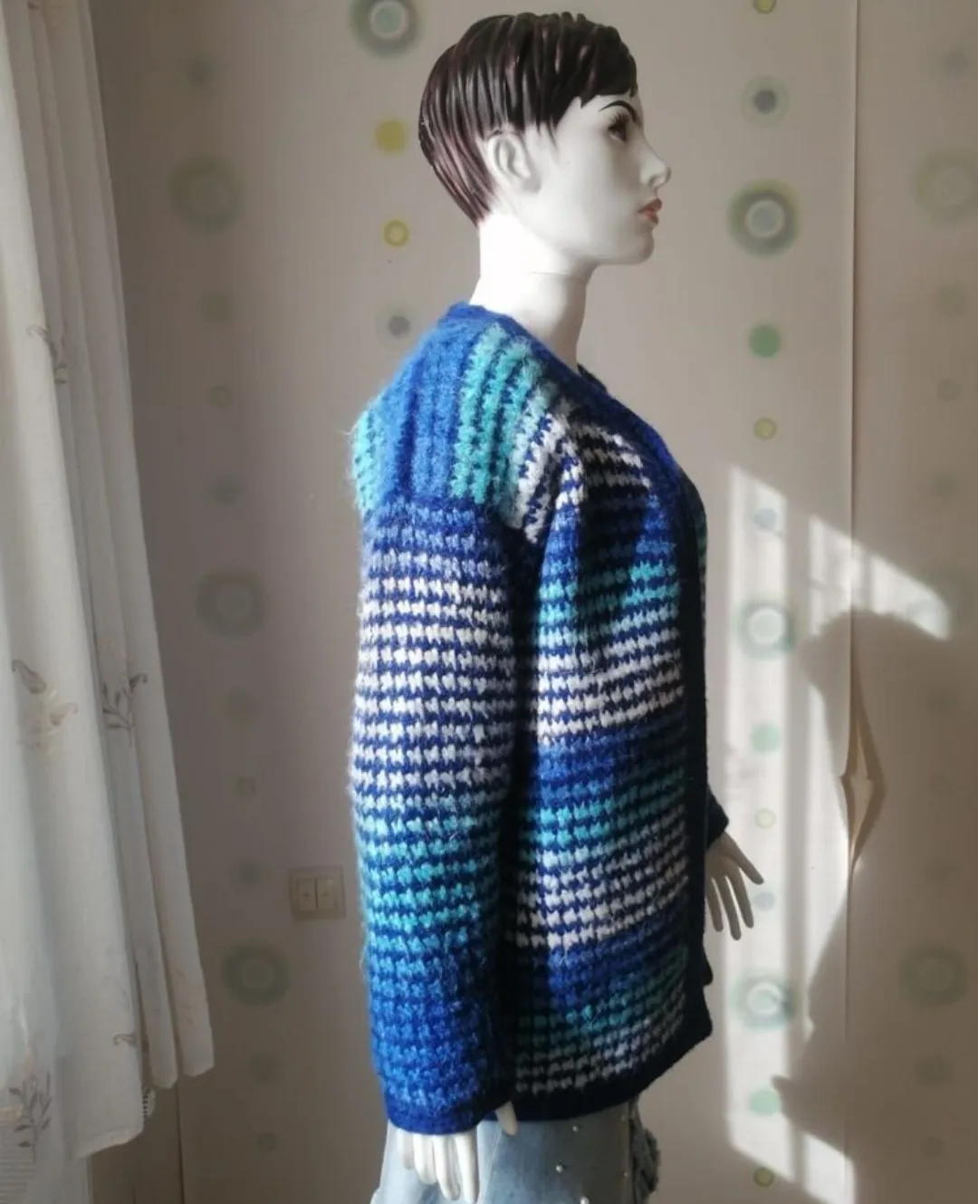 Mavi Tonlarında Çizgili Tiftik İplikten Örme Nazar Boncuğu Detaylı Hırka