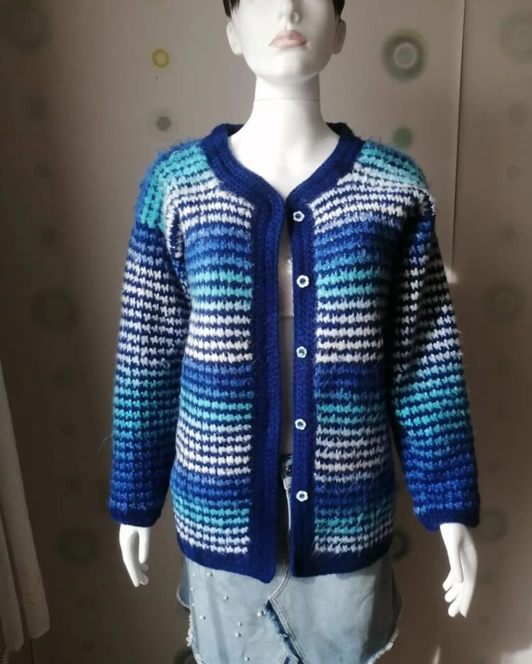 Mavi Tonlarında Çizgili Tiftik İplikten Örme Nazar Boncuğu Detaylı Hırka