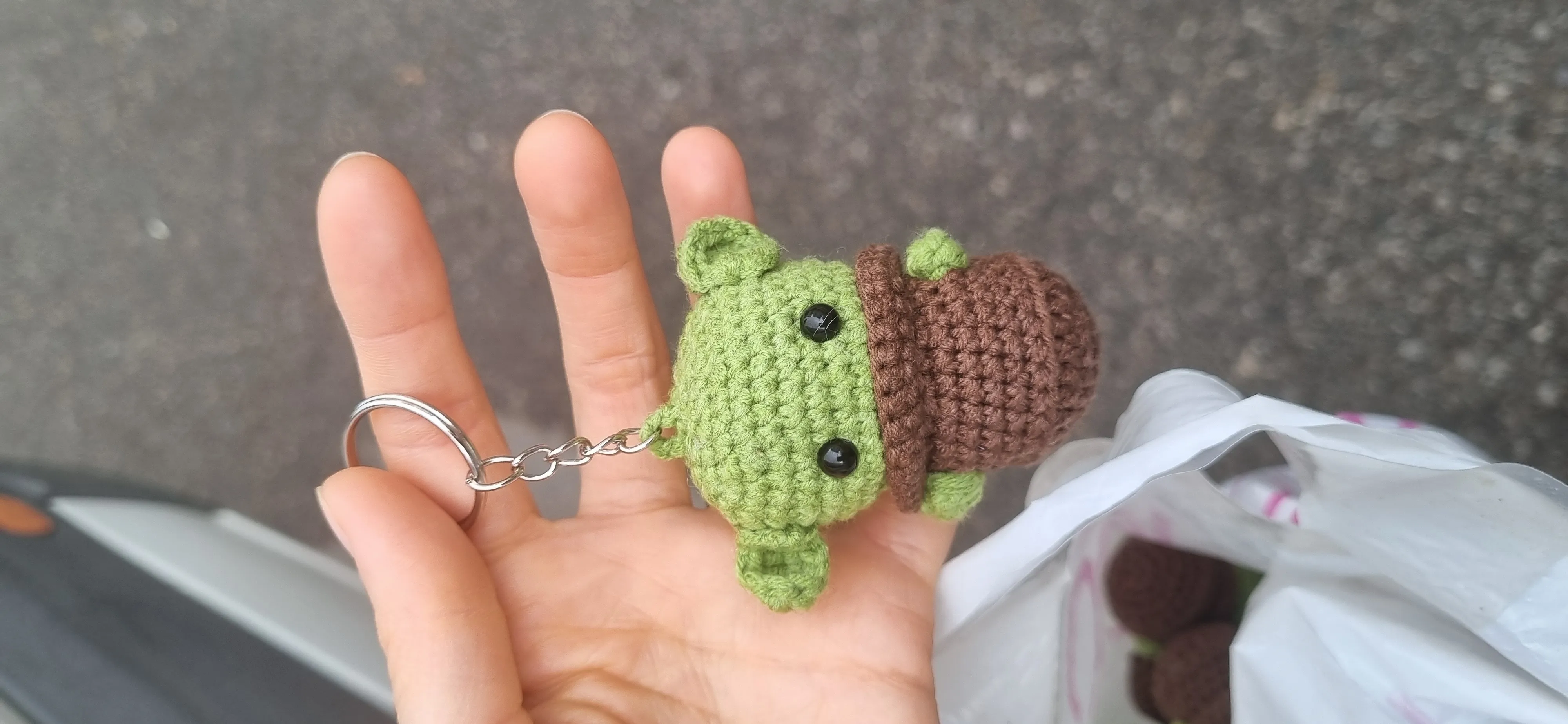 Yeşil ve Kahverengi Örgü Baby Yoda Anahtarlık - El Emeği