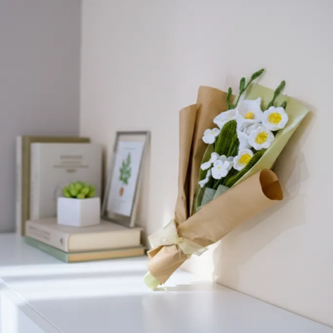 Beyaz Gala ve Lily Çiçeklerinden Örgü Çiçek Buketi - hediyelik