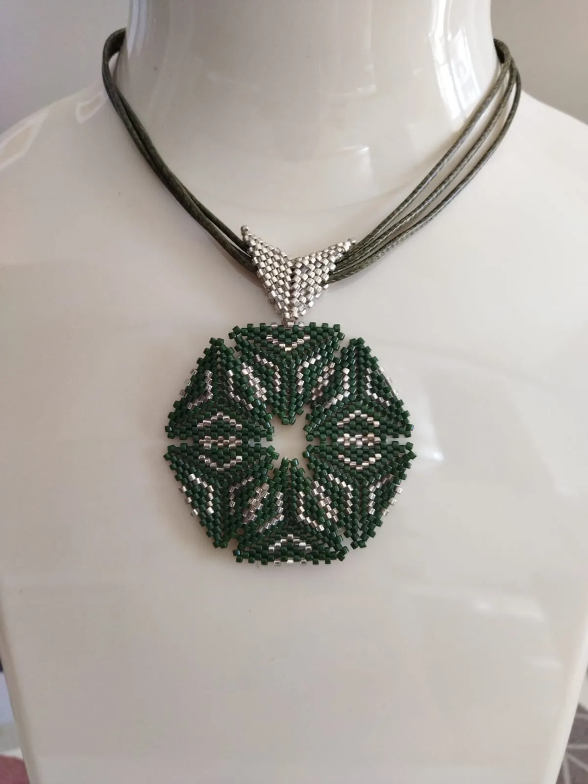 Geometrik Zarafet Kolye– Modern Formun Şıklığı