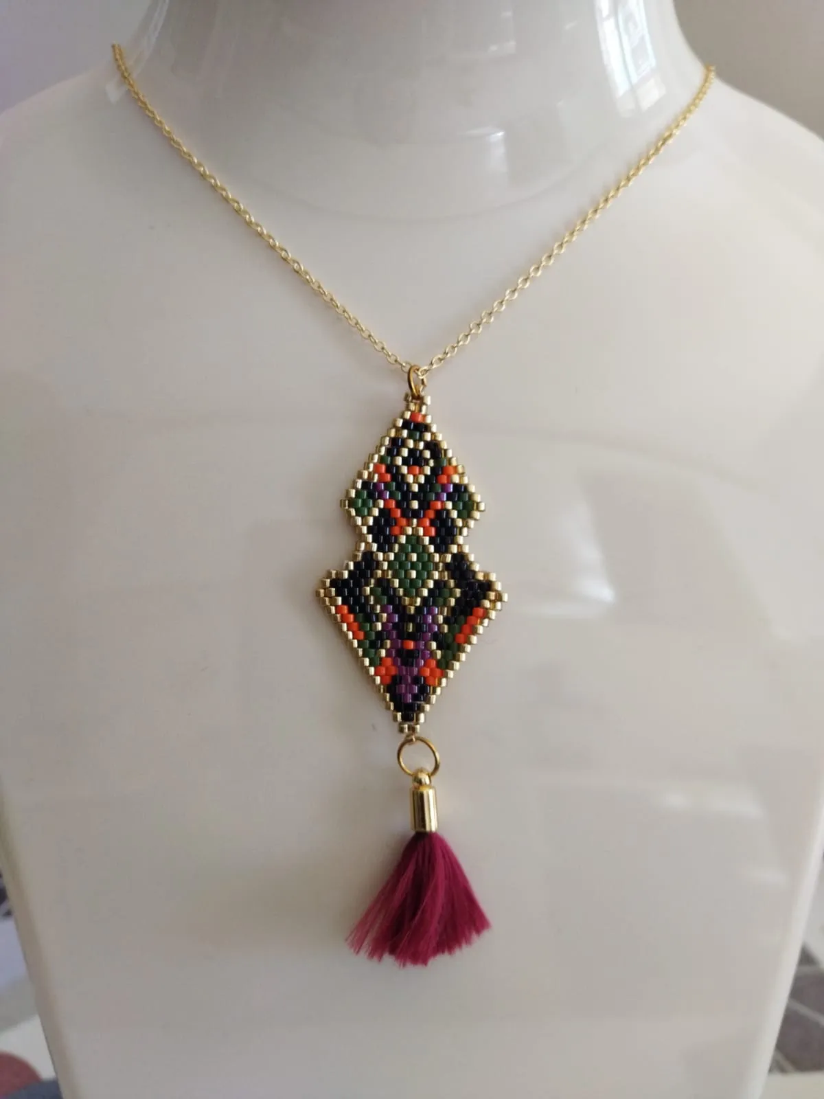 Miyuki Boncuklu Etnik Kolye - Bordo Püsküllü ve Altın Tonlu Zincirli